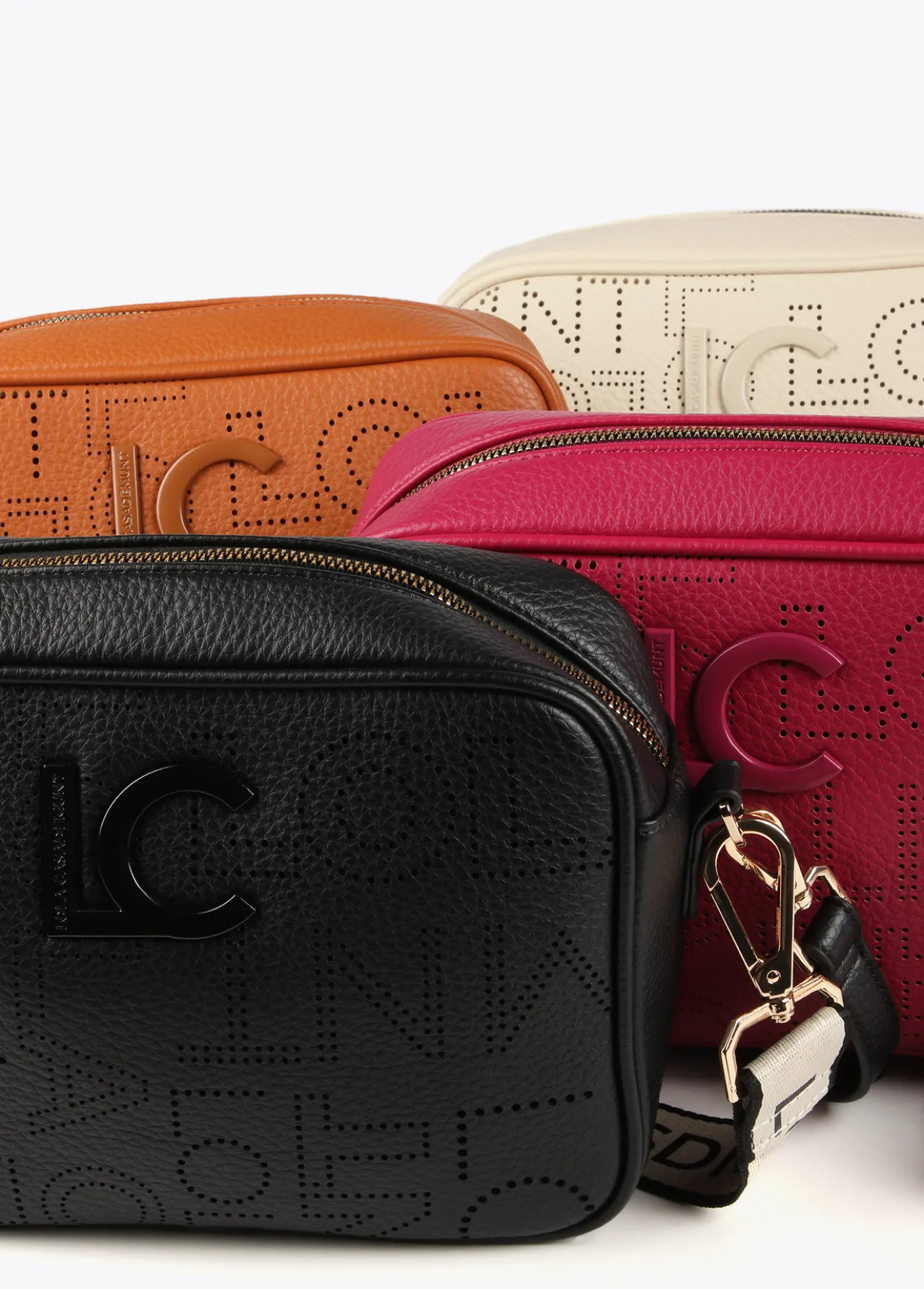 bandolera_troquelada_7.webp Lola Casademunt Bandoleras | Bolsos Pequeños<Bandolera troquelada MARRON