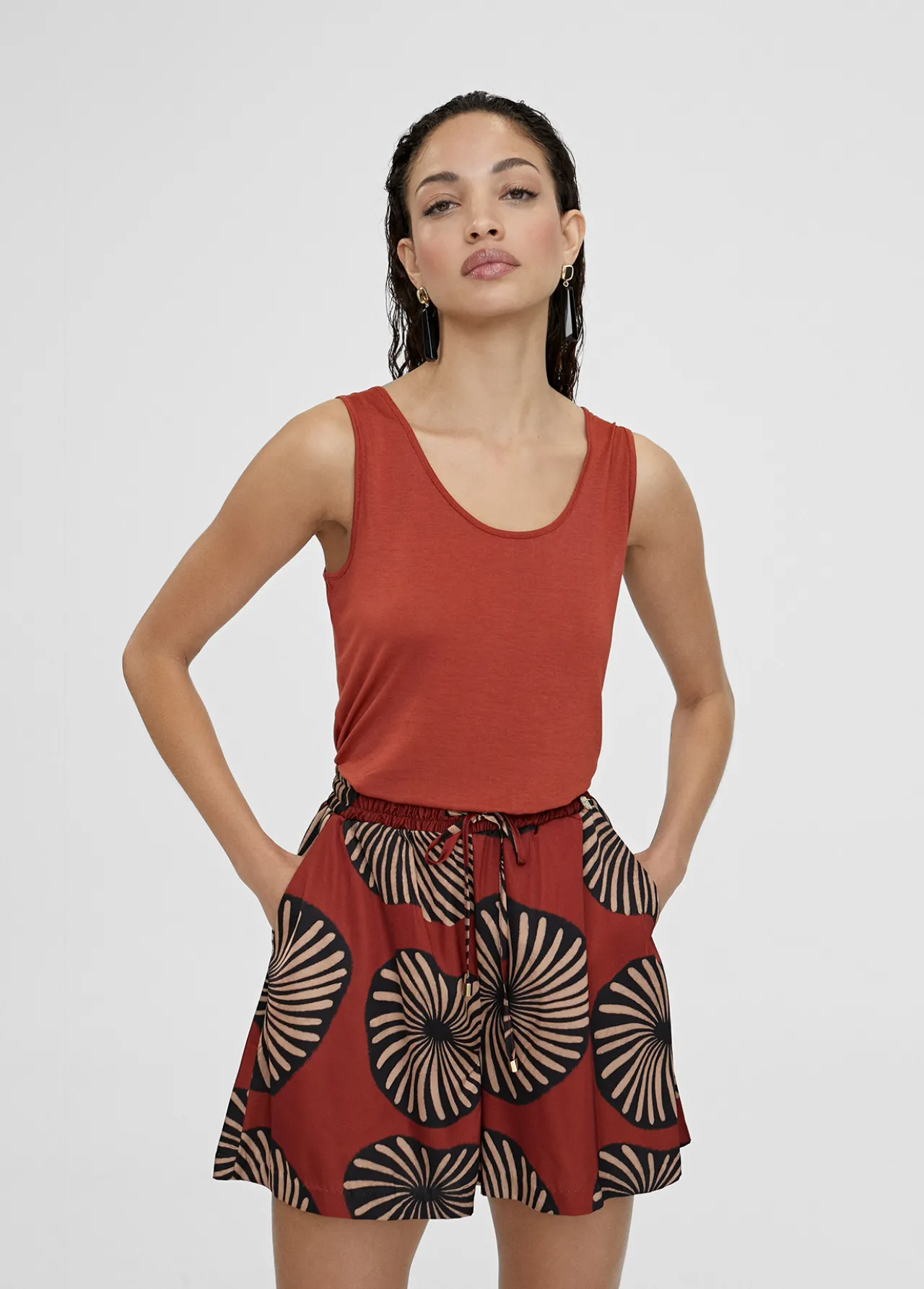 bermuda_estampada_1.webp Lola Casademunt Pantalones<Bermuda estampada ROJO-NEGRO