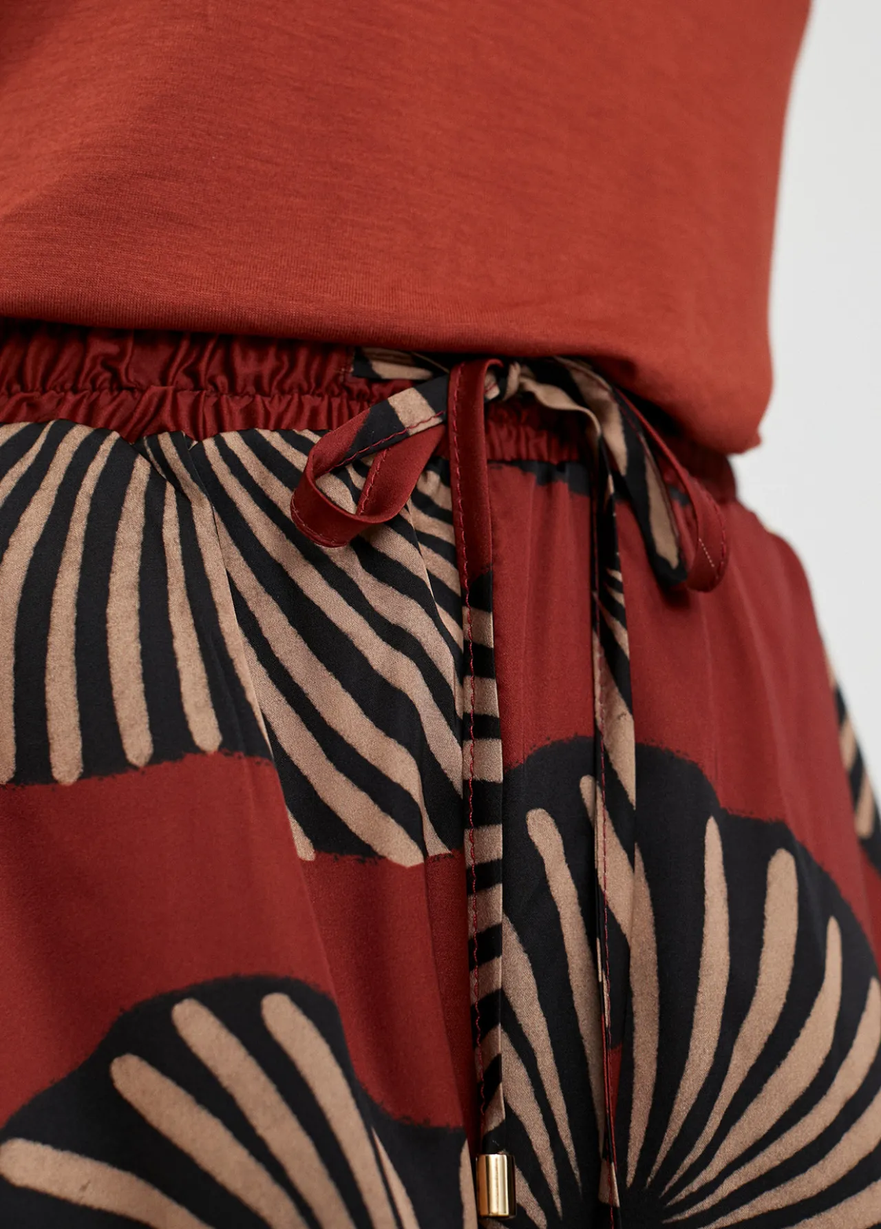 bermuda_estampada_4.webp Lola Casademunt Pantalones<Bermuda estampada ROJO-NEGRO