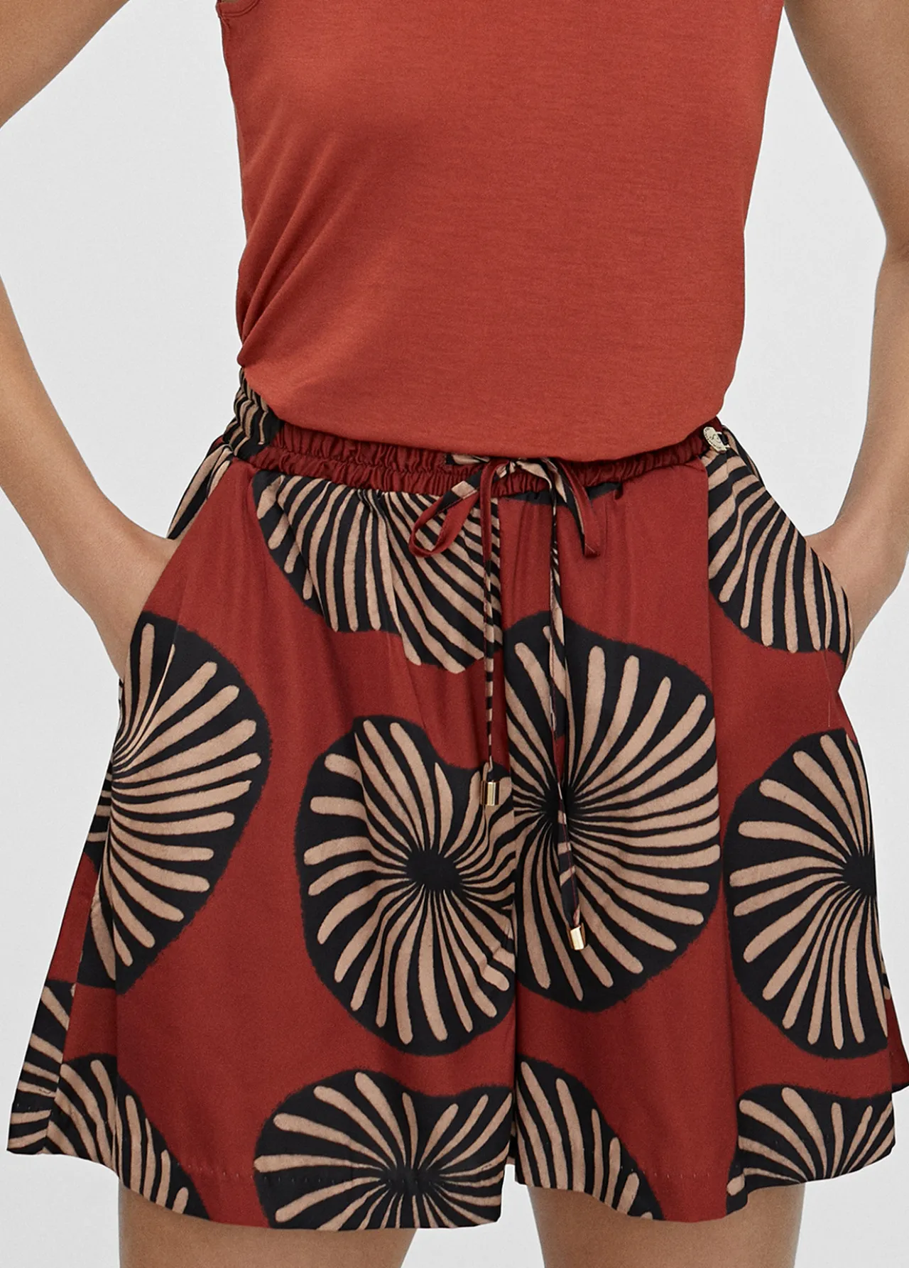 bermuda_estampada_5.webp Lola Casademunt Pantalones<Bermuda estampada ROJO-NEGRO