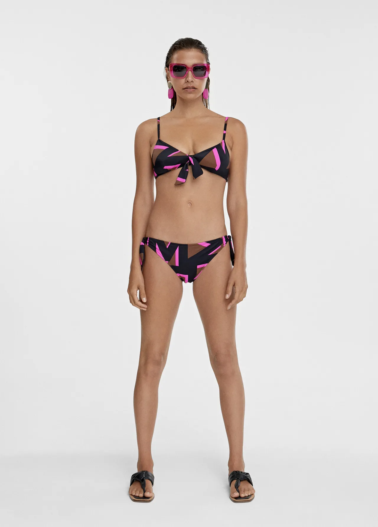 bikini_estampado_maxi_logo_2-1.webp Lola Casademunt Baño<Bikini estampado maxi logo NEGRO-ROSA