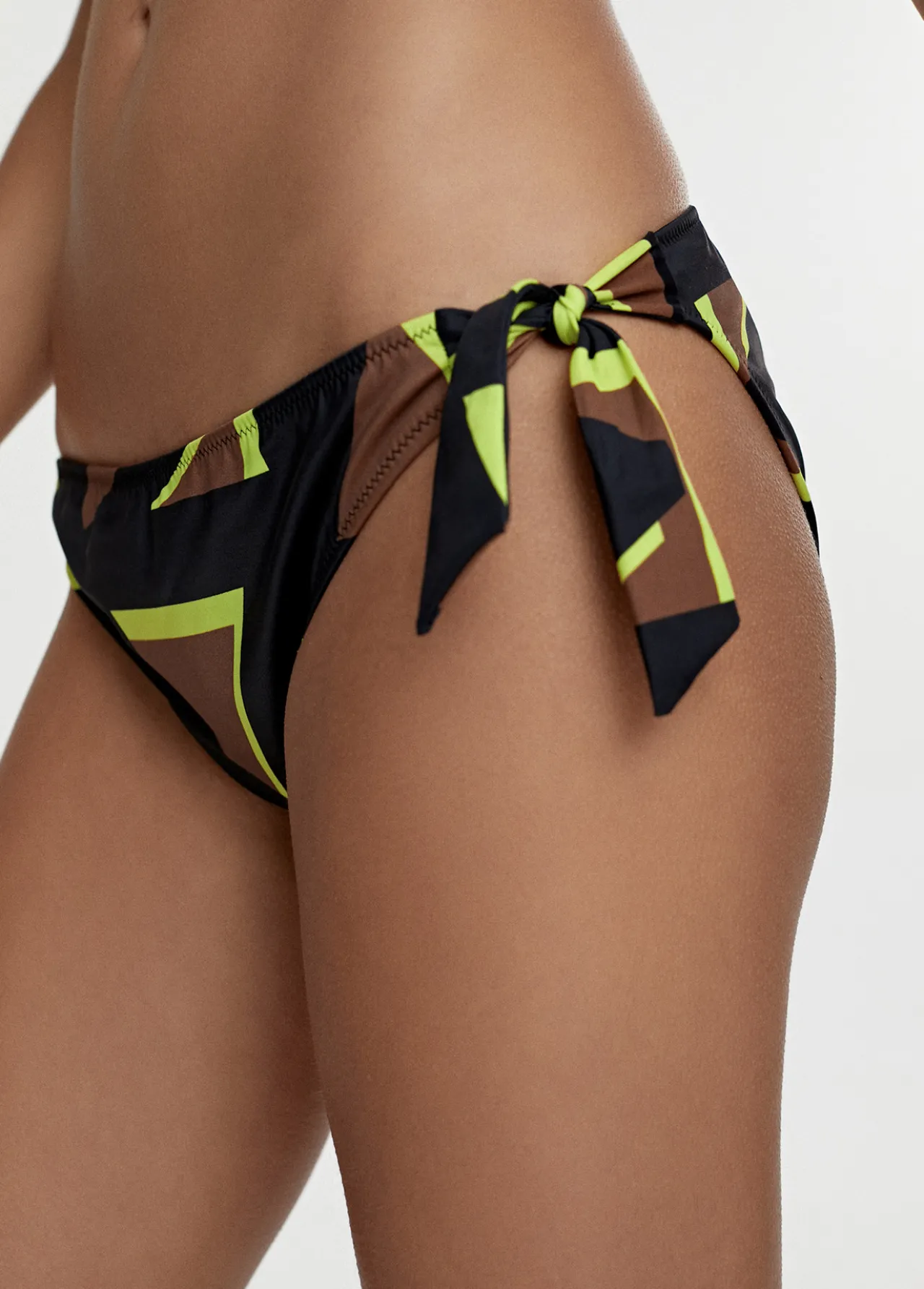 bikini_estampado_maxi_logo_4.webp Lola Casademunt Baño<Bikini estampado maxi logo NEGRO-VERDE