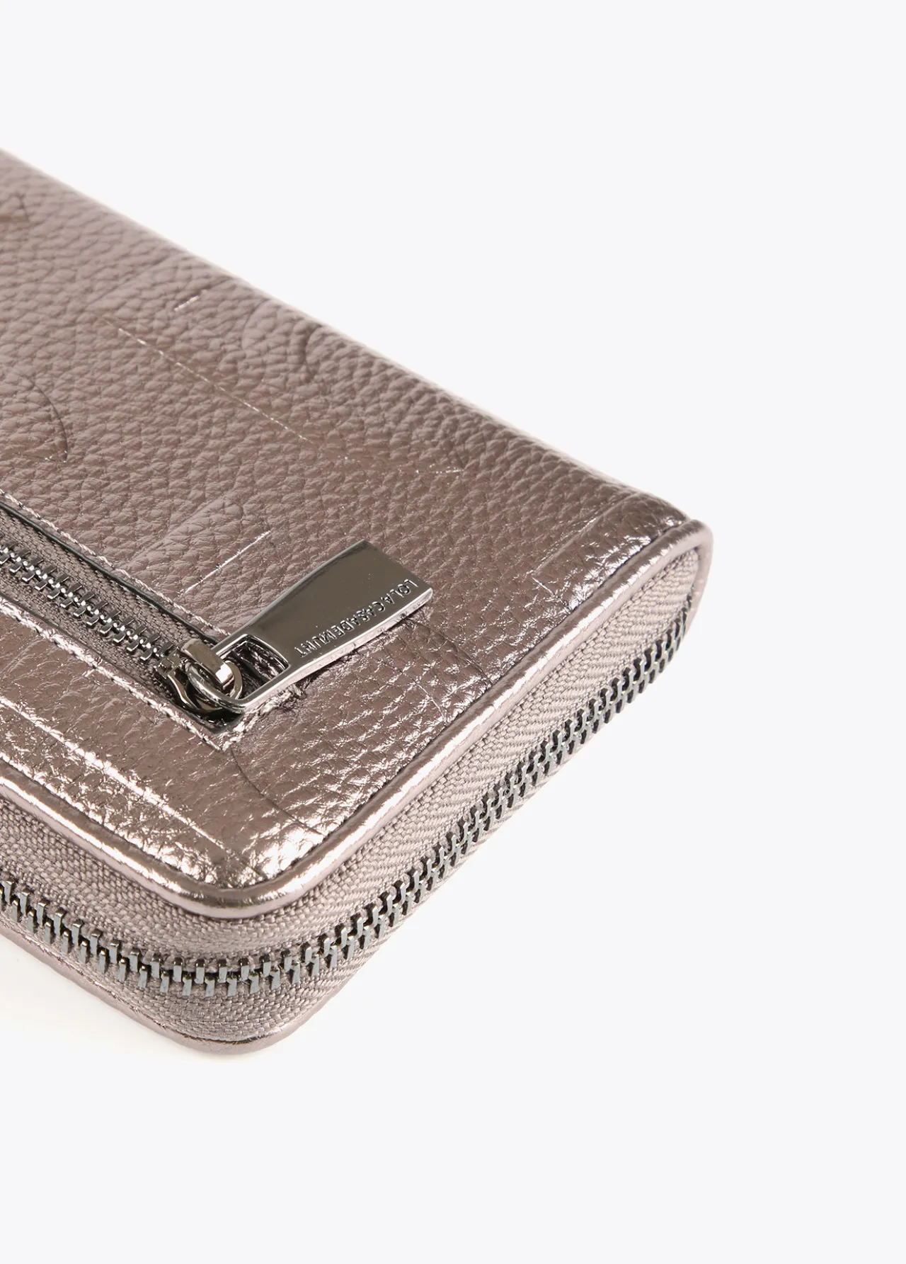 billetero_grande_metalizado_3-4.webp Lola Casademunt Accesorios | Bolsos<Billetero grande metalizado DORADO