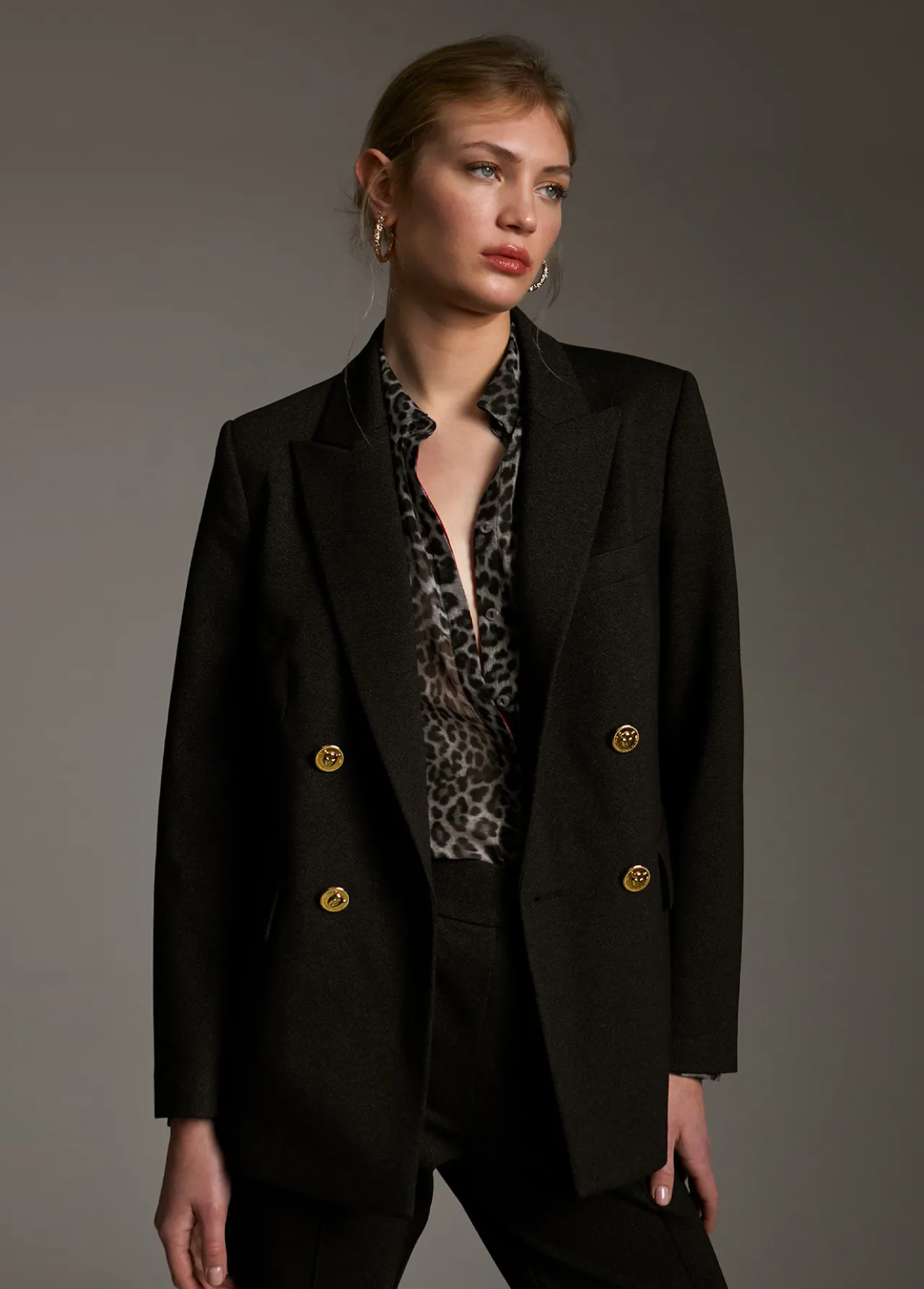 blazer_botn_animal_4.webp Lola Casademunt Americanas Y Blazers<Blazer botón animal GRISOSCURO