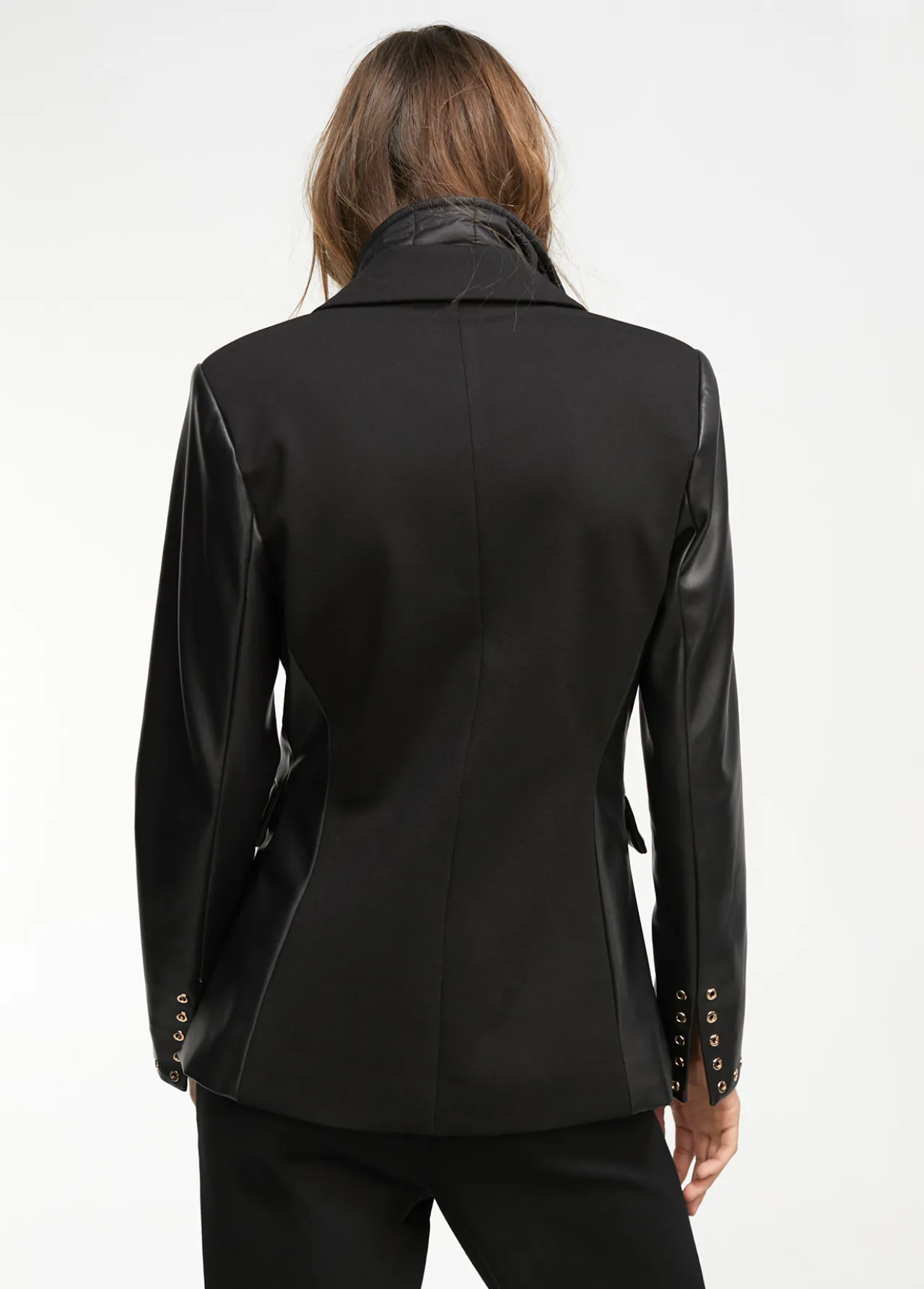 blazer_detalle_eyelets_2.webp Lola Casademunt Americanas Y Blazers<Blazer detalle eyelets NEGRO