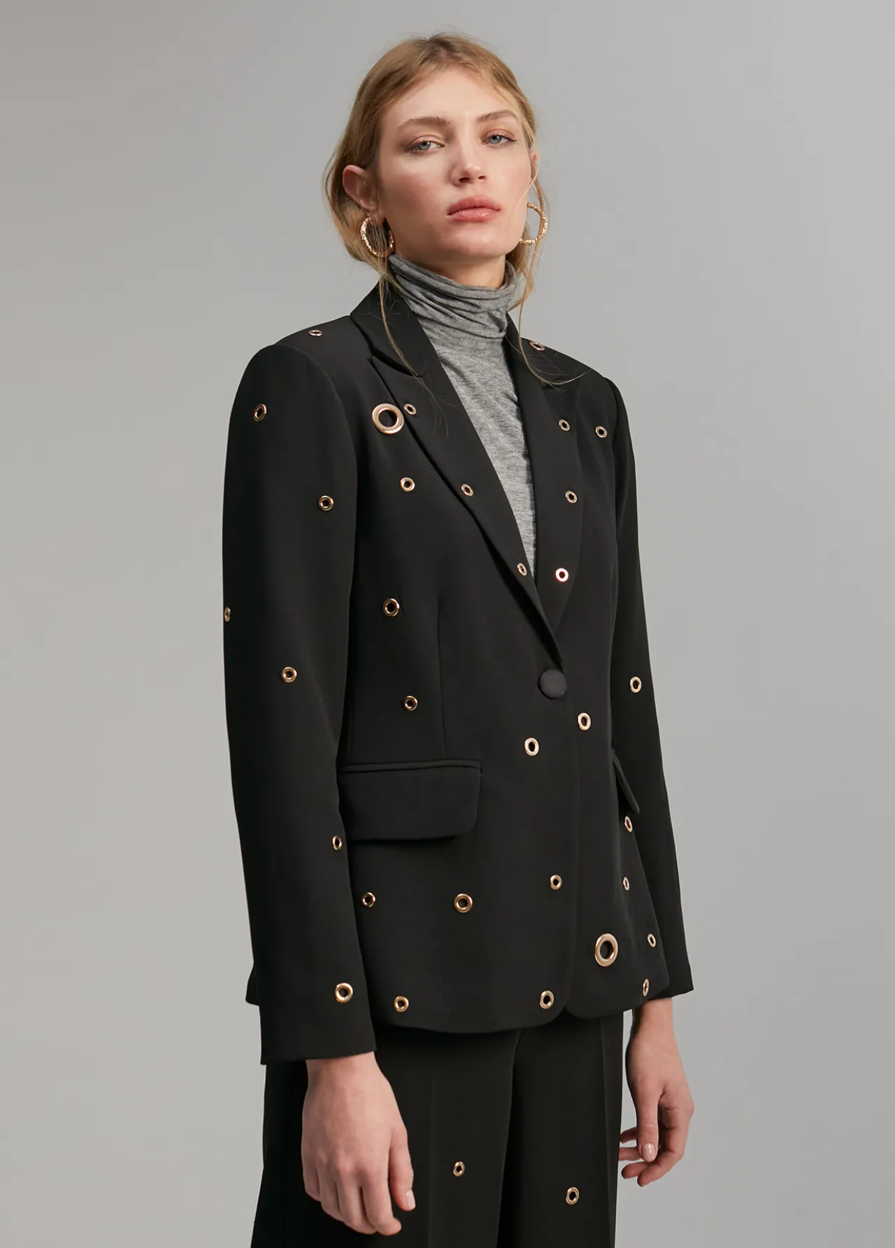 blazer_detalle_eyelets_4-1.webp Lola Casademunt Americanas Y Blazers<Blazer detalle eyelets NEGRO