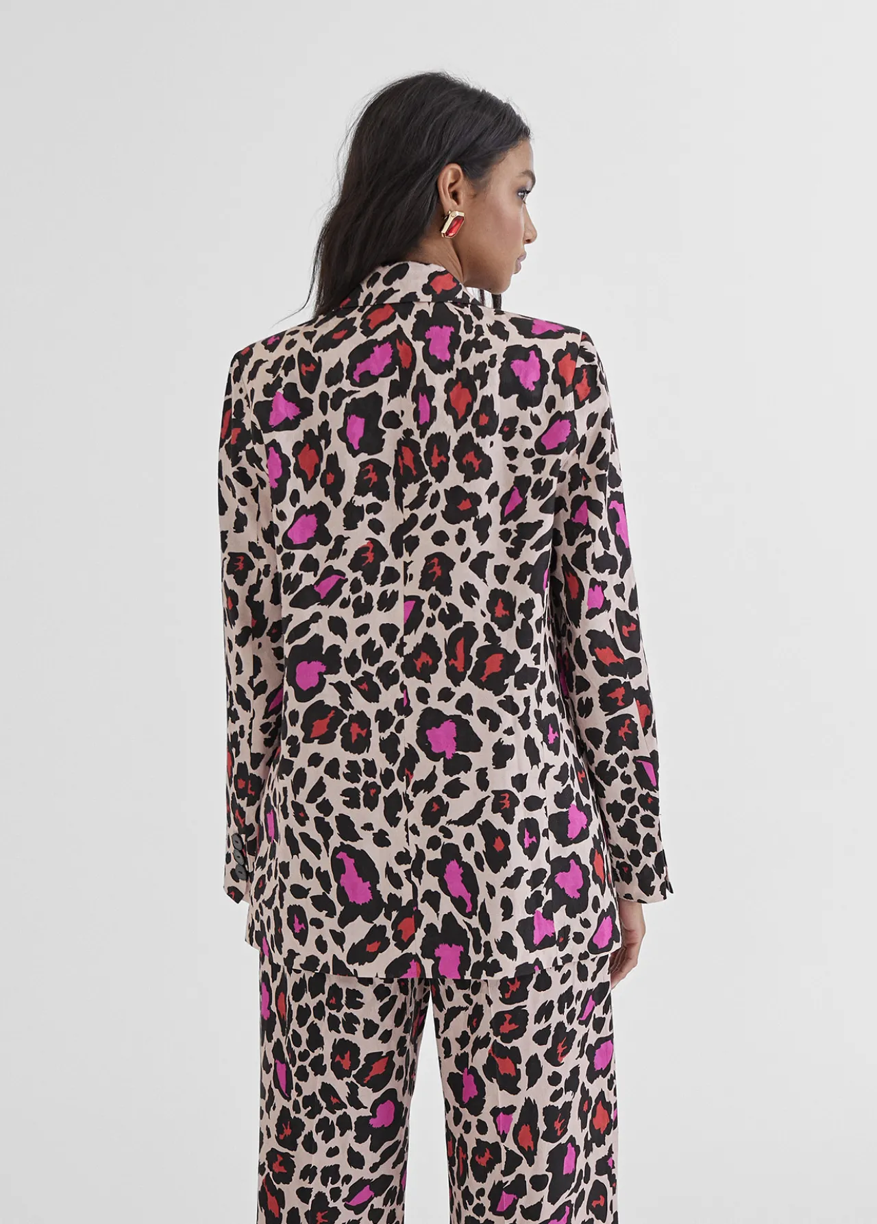 blazer_estampada_animal_2.webp Lola Casademunt Americanas Y Blazers<Blazer estampada animal ROSA-NEGRO