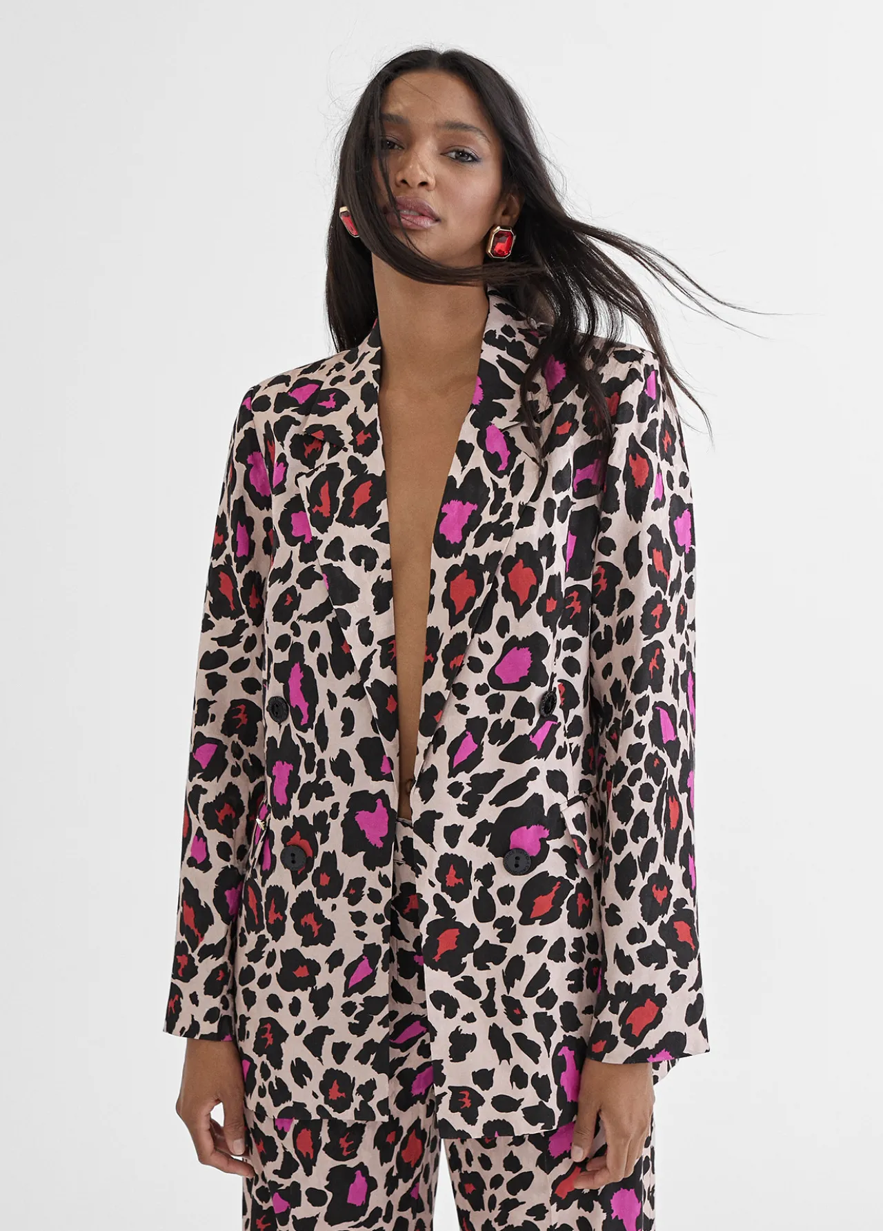 blazer_estampada_animal_3.webp Lola Casademunt Americanas Y Blazers<Blazer estampada animal ROSA-NEGRO