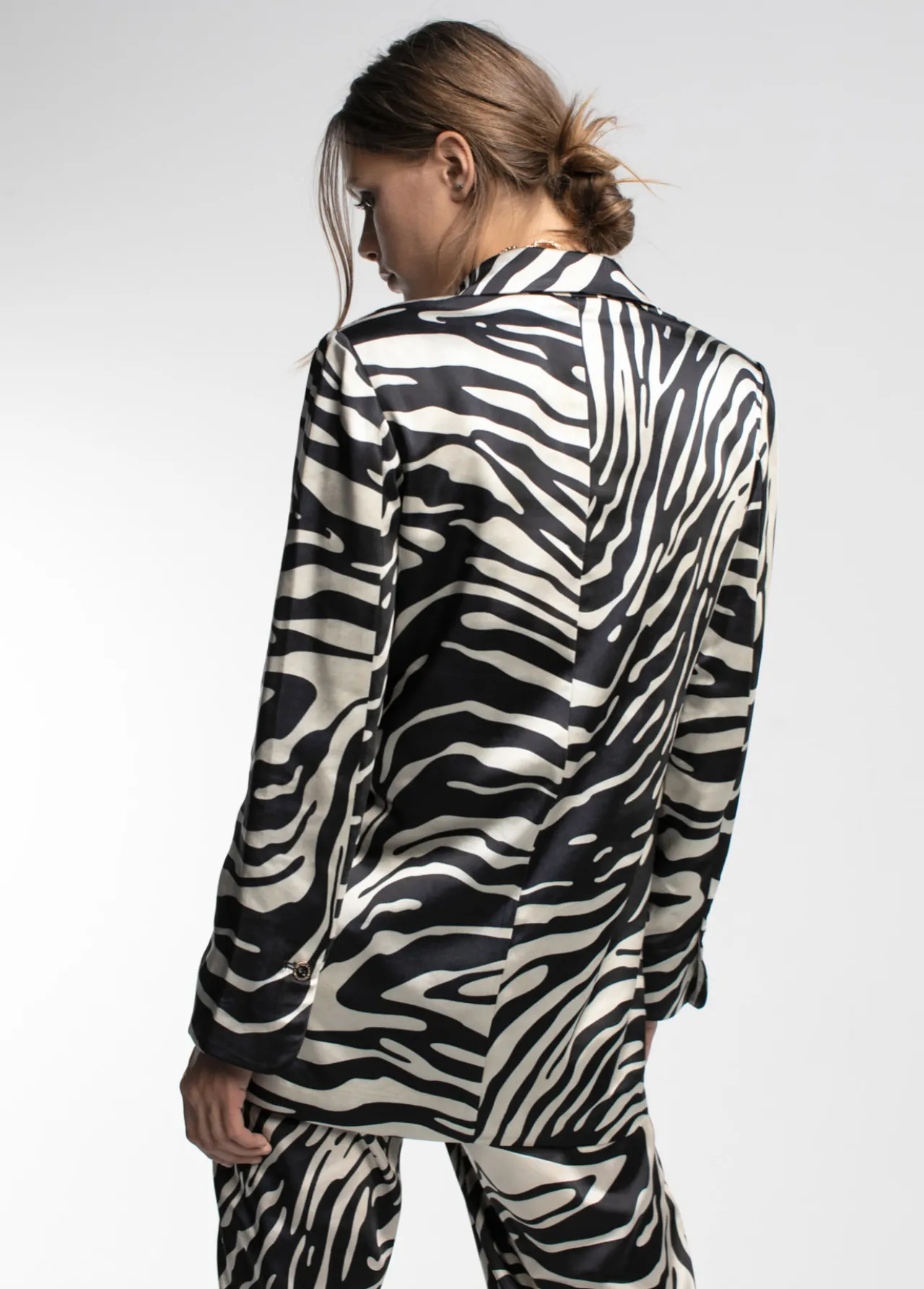 blazer_estampada_cebra_2.webp Lola Casademunt Animal Print | Americanas Y Blazers<Blazer estampada cebra NEGRO-CRUDO