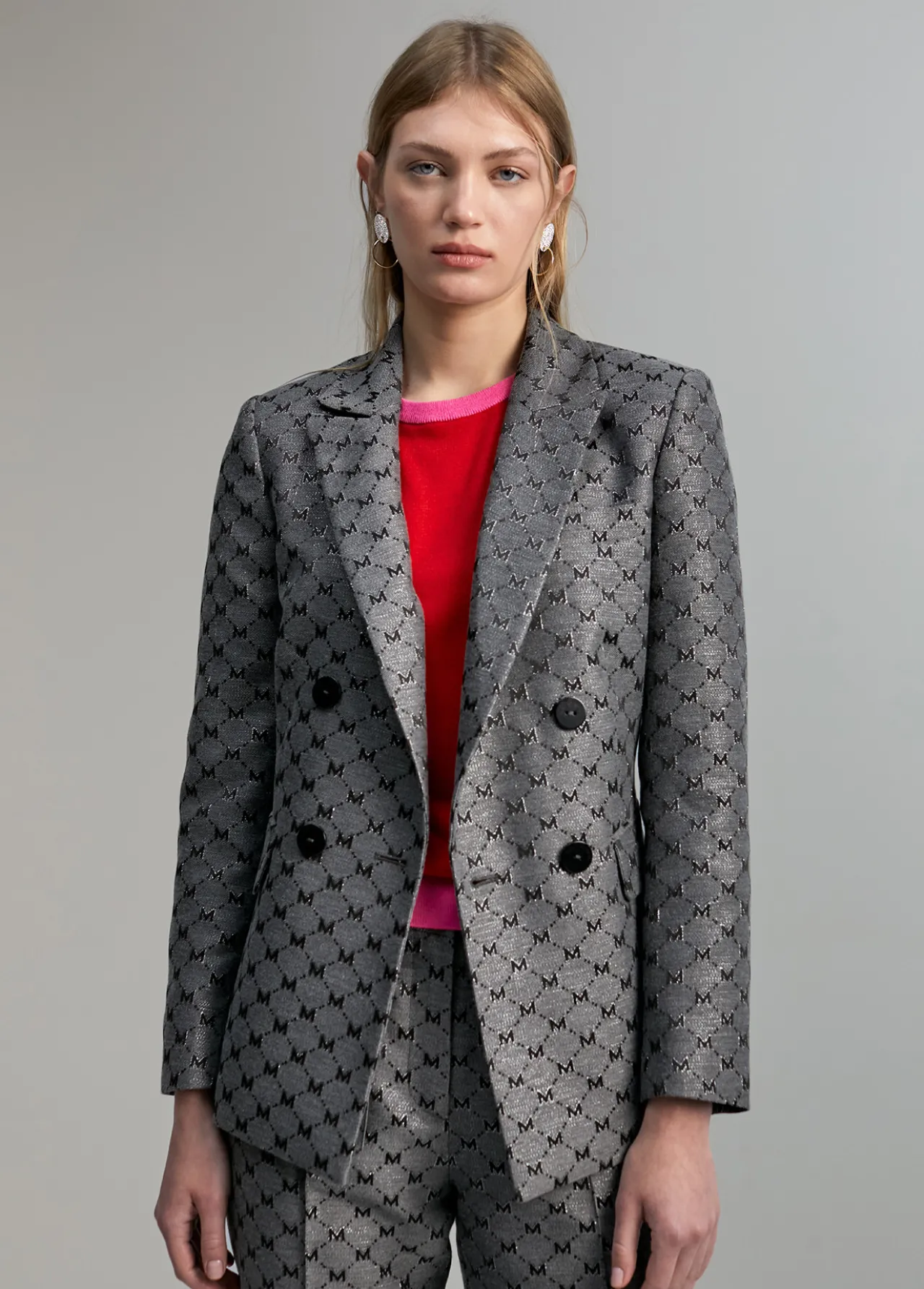blazer_jacquard_monograma_1.webp Lola Casademunt Americanas Y Blazers<Blazer jacquard monograma GRIS-METAL