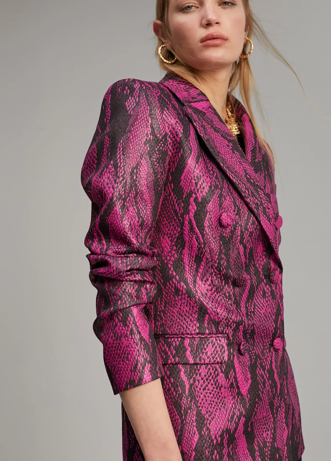 blazer_jacquard_serpiente_2.webp Lola Casademunt Americanas Y Blazers | Animal Print<Blazer jacquard serpiente ROSA-NEGRO