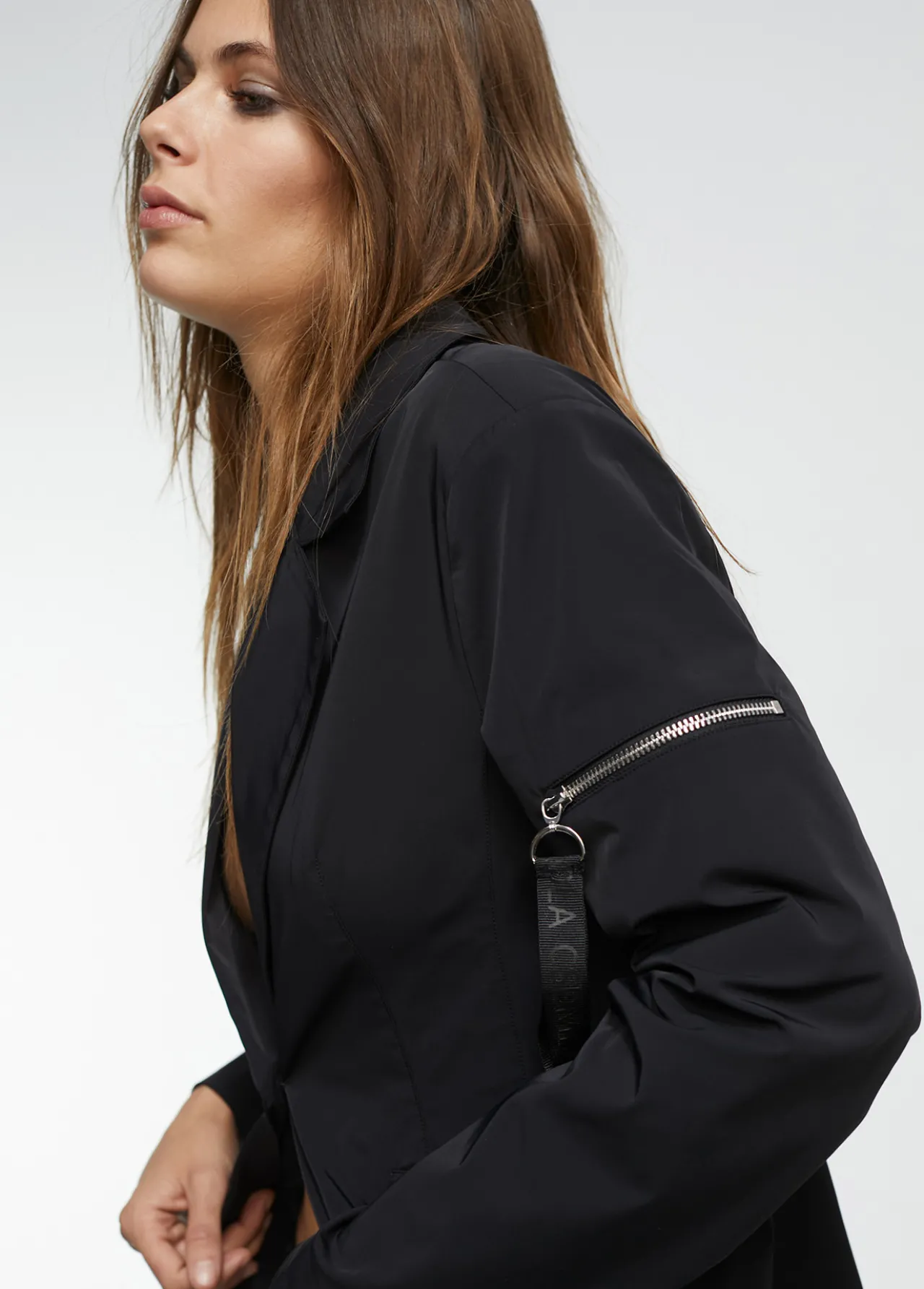 blazer_tcnica_cremalleras_1.webp Lola Casademunt Americanas Y Blazers<Blazer técnica cremalleras NEGRO