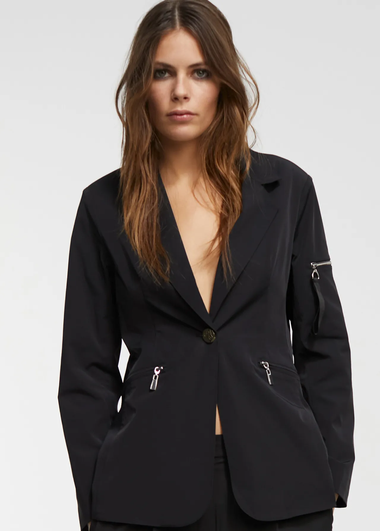 blazer_tcnica_cremalleras_2.webp Lola Casademunt Americanas Y Blazers<Blazer técnica cremalleras NEGRO