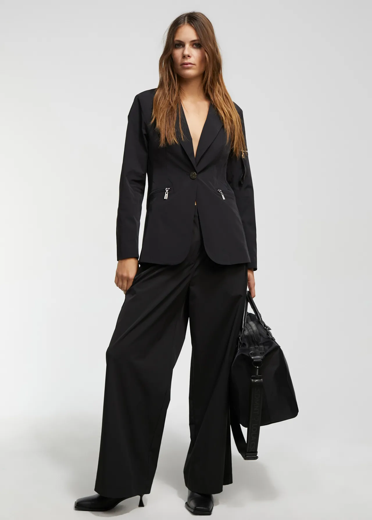 blazer_tcnica_cremalleras_4.webp Lola Casademunt Americanas Y Blazers<Blazer técnica cremalleras NEGRO