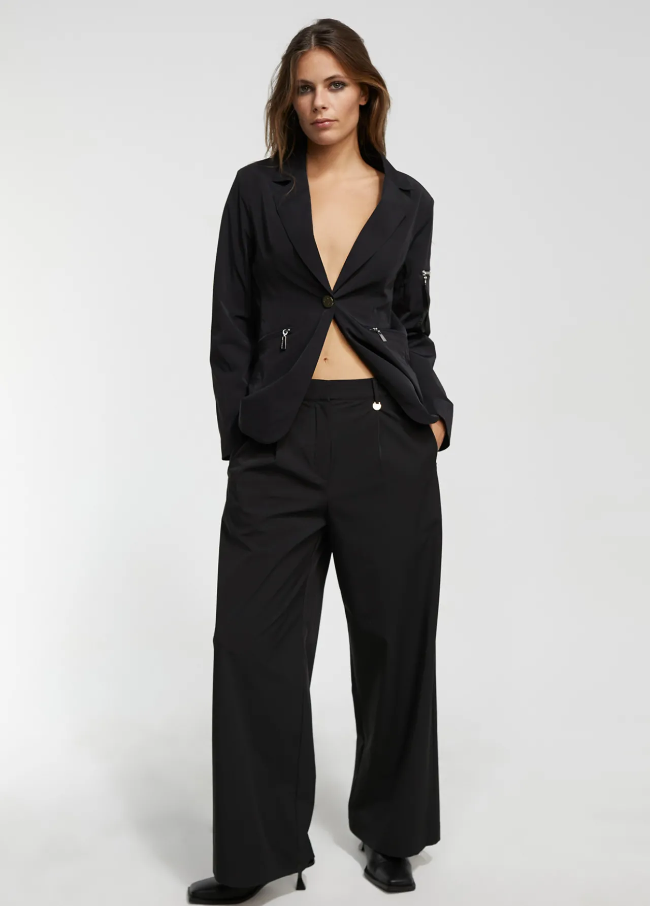 blazer_tcnica_cremalleras_5.webp Lola Casademunt Americanas Y Blazers<Blazer técnica cremalleras NEGRO