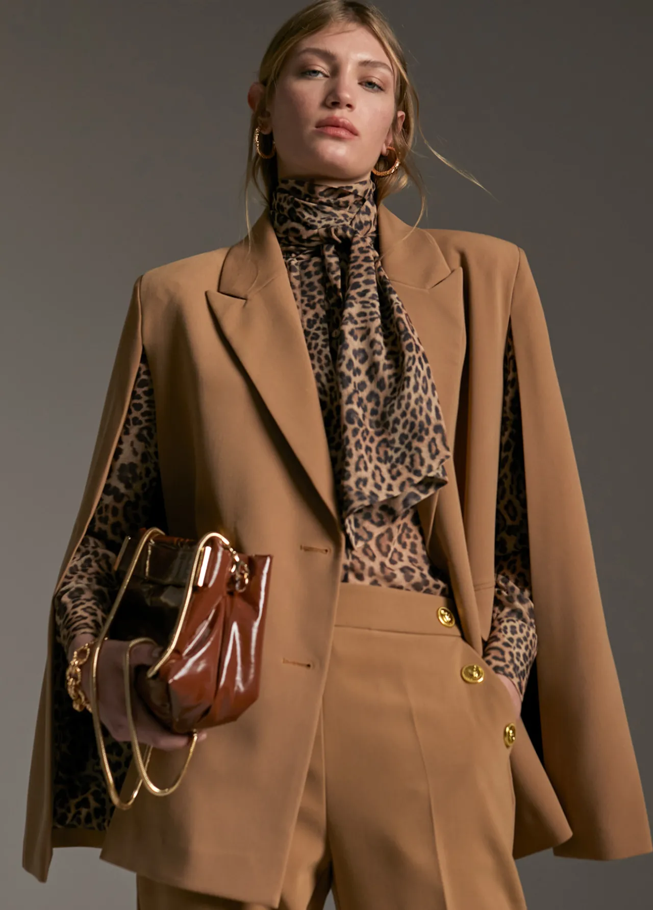blazer_tipo_capa_0.webp Lola Casademunt Americanas Y Blazers<Blazer tipo capa CAMEL