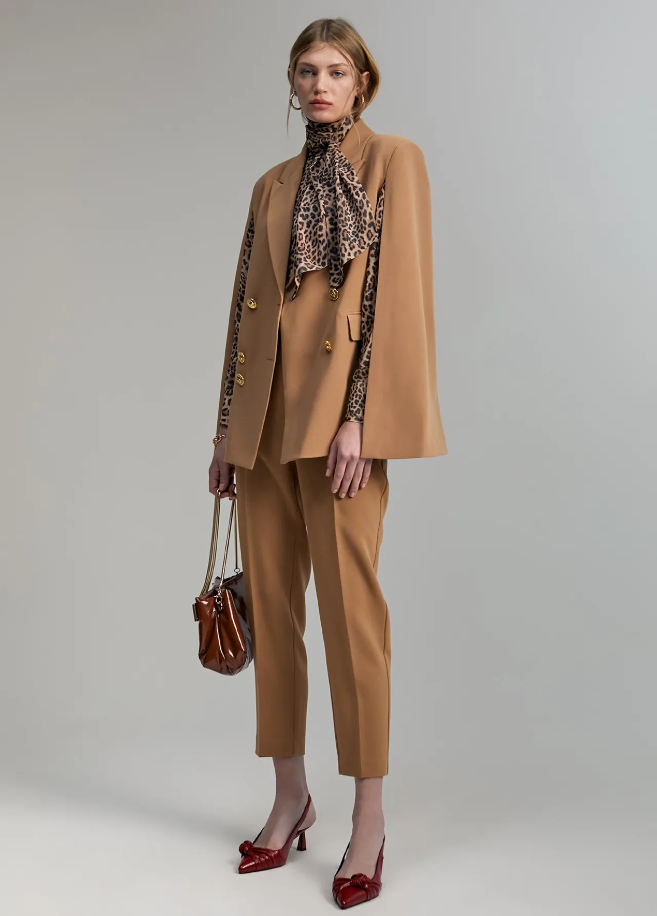 blazer_tipo_capa_1.webp Lola Casademunt Americanas Y Blazers<Blazer tipo capa CAMEL
