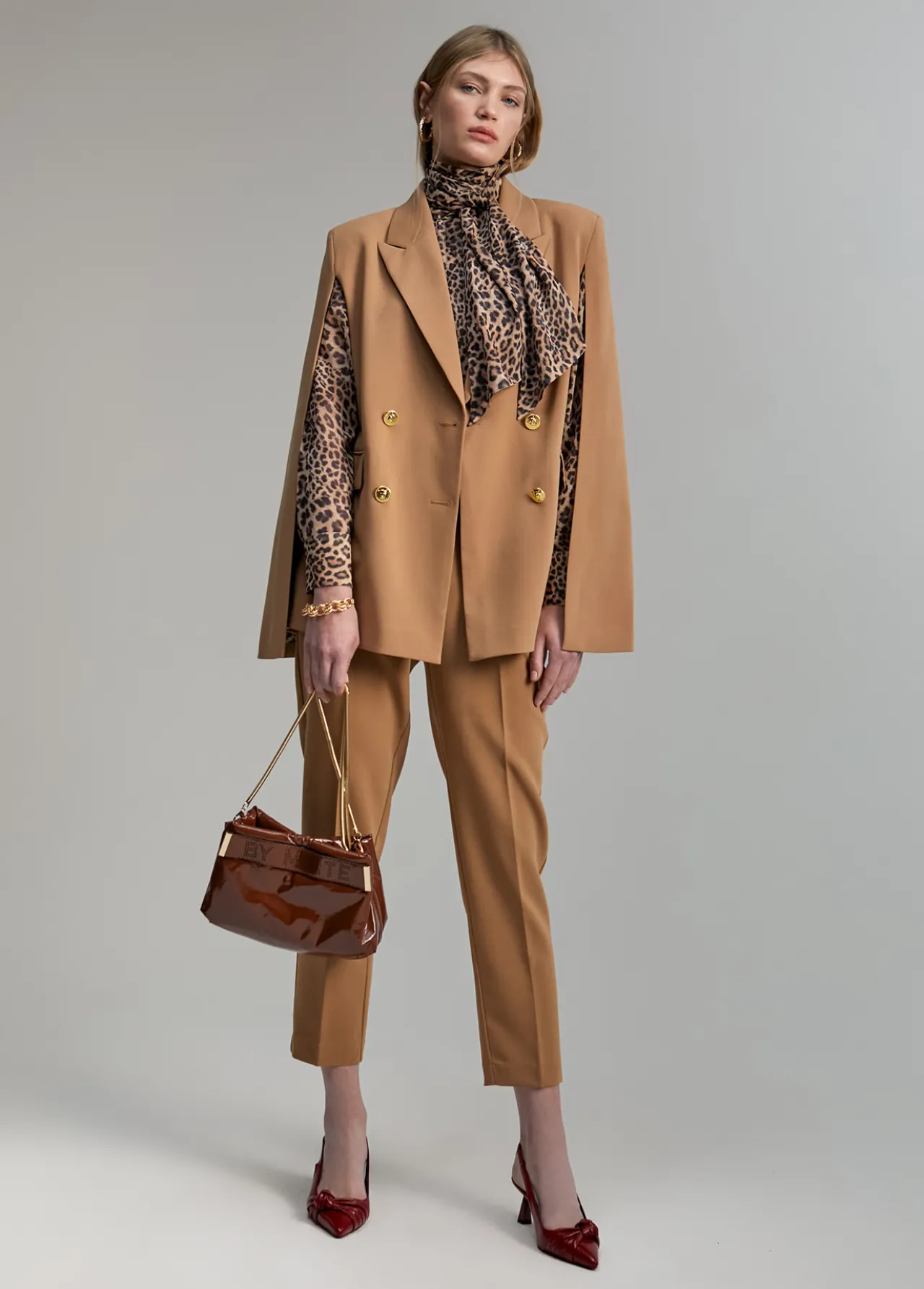 blazer_tipo_capa_2.webp Lola Casademunt Americanas Y Blazers<Blazer tipo capa CAMEL