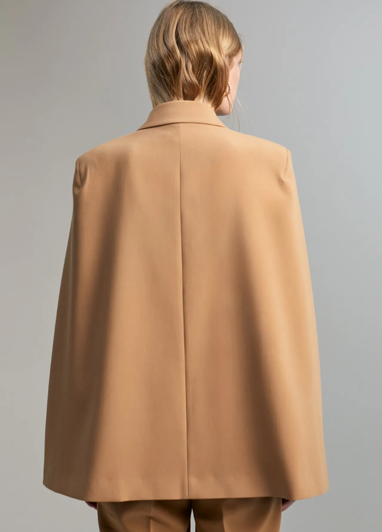 blazer_tipo_capa_4.webp Lola Casademunt Americanas Y Blazers<Blazer tipo capa CAMEL