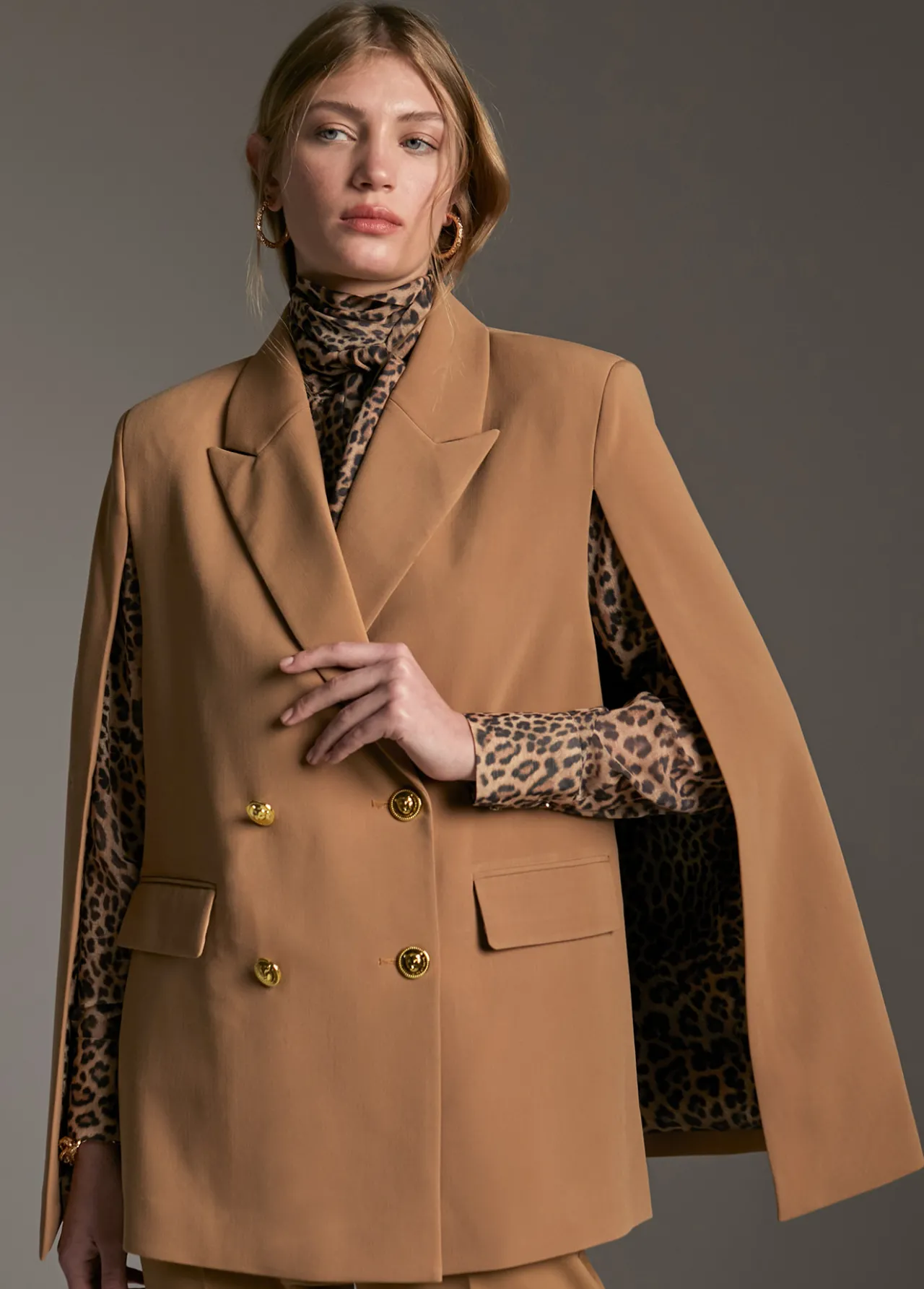blazer_tipo_capa_6.webp Lola Casademunt Americanas Y Blazers<Blazer tipo capa CAMEL