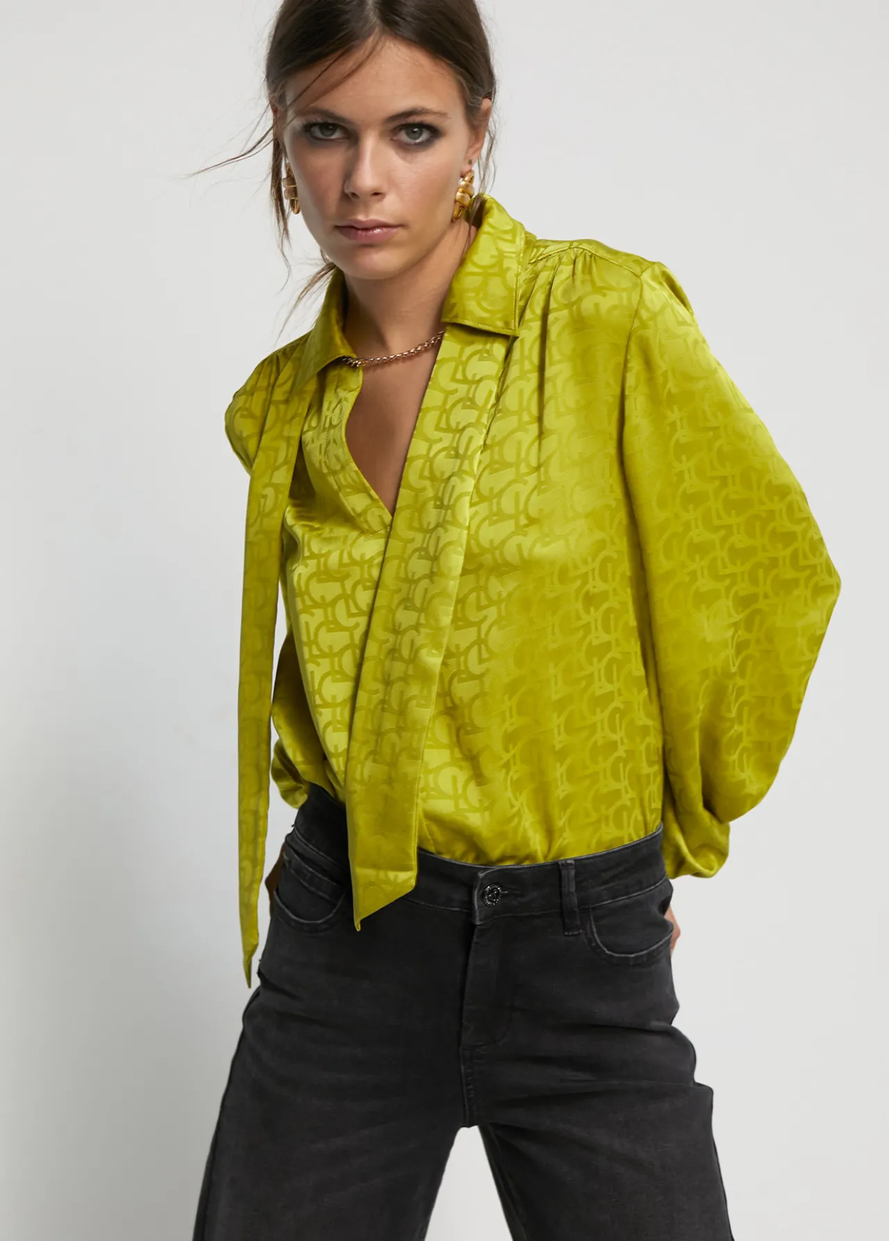 blusa_con_lazo_0.webp Lola Casademunt Camisas Y Blusas<Blusa con lazo PISTACHO