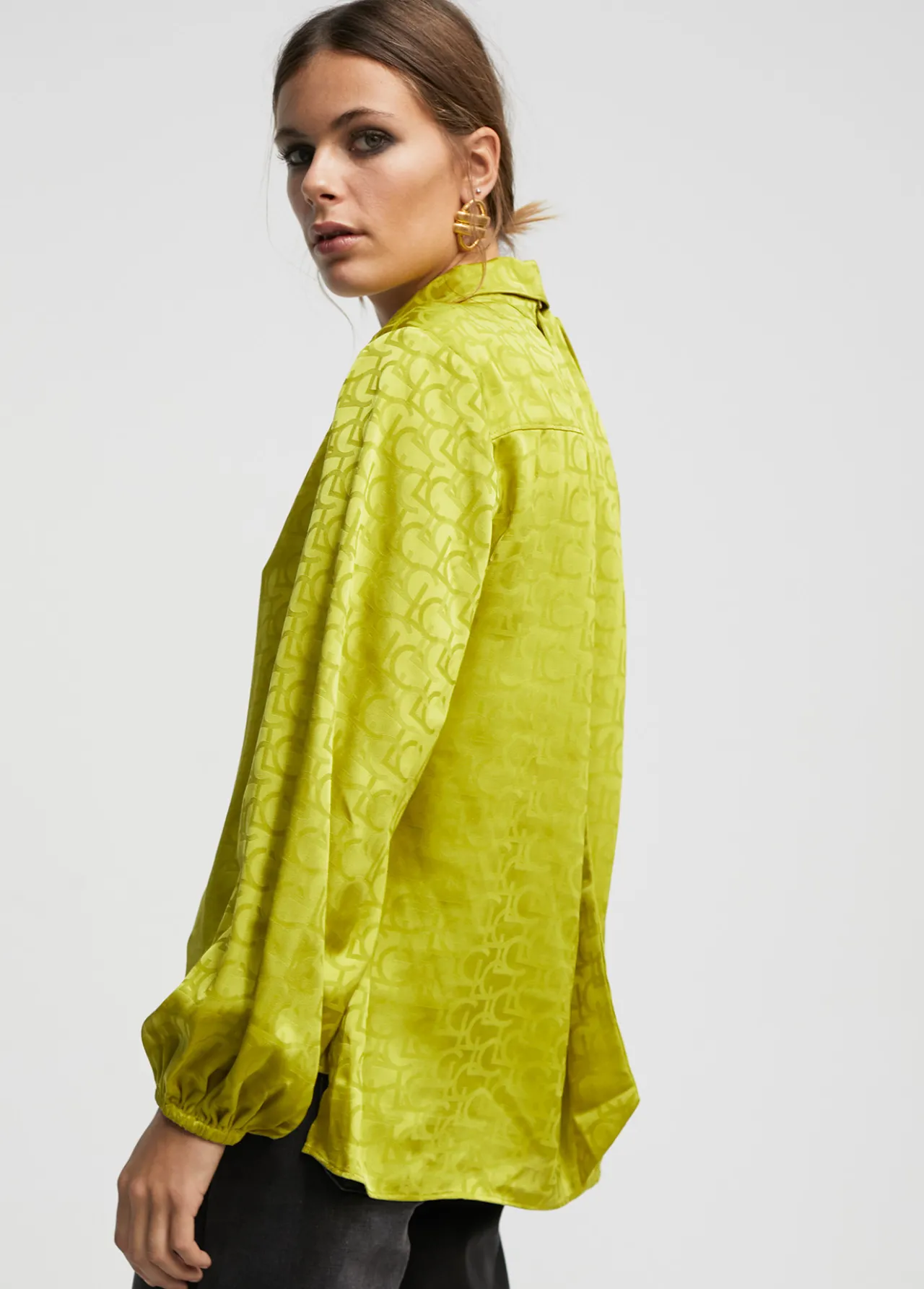 blusa_con_lazo_2.webp Lola Casademunt Camisas Y Blusas<Blusa con lazo PISTACHO