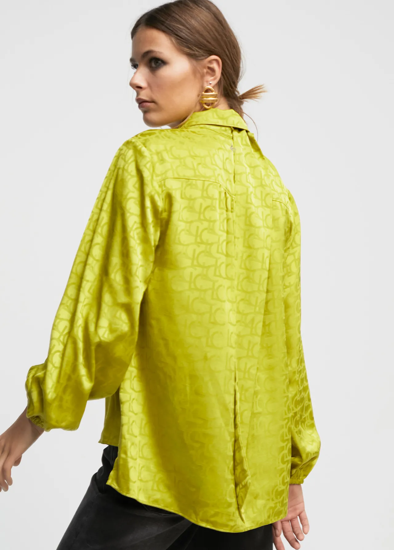 blusa_con_lazo_3.webp Lola Casademunt Camisas Y Blusas<Blusa con lazo PISTACHO
