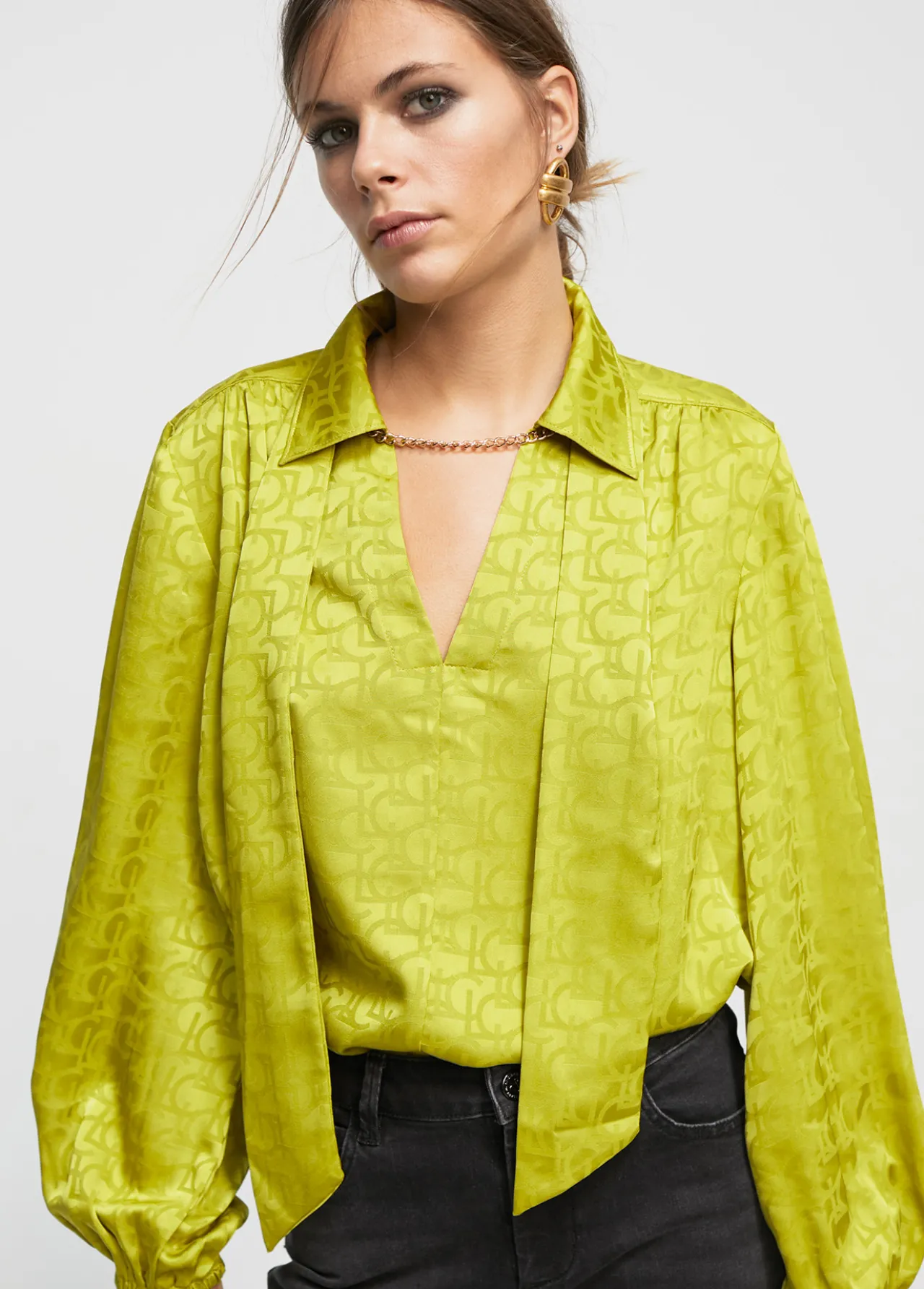 blusa_con_lazo_5.webp Lola Casademunt Camisas Y Blusas<Blusa con lazo PISTACHO