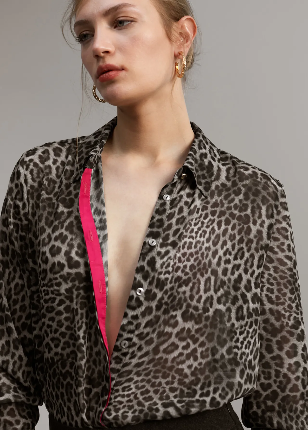 blusa_detalle_contraste_1.webp Lola Casademunt Animal Print | Camisas Y Blusas<Blusa detalle contraste NEGRO-GRIS