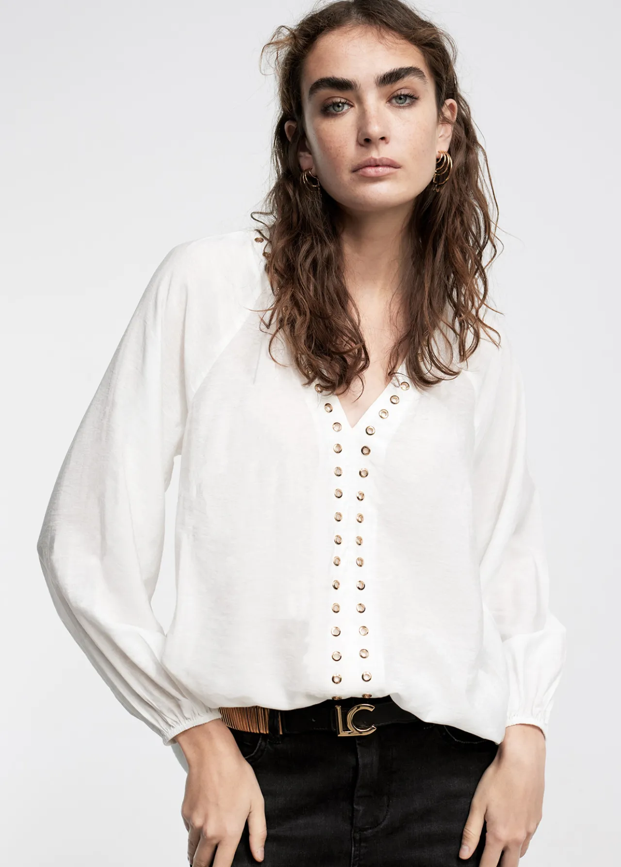 blusa_detalle_eyelets_3.webp Lola Casademunt Camisetas Y Tops | Camisas Y Blusas<Blusa detalle eyelets CRUDO