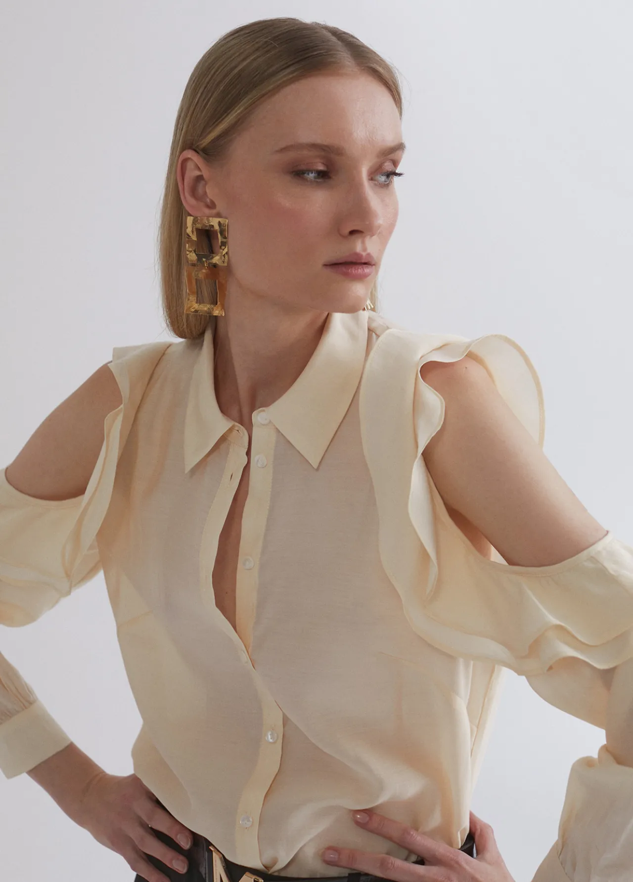 blusa_hombros_descubiertos_0-1.webp Lola Casademunt Camisas Y Blusas<Blusa hombros descubiertos AZULELECTRICO