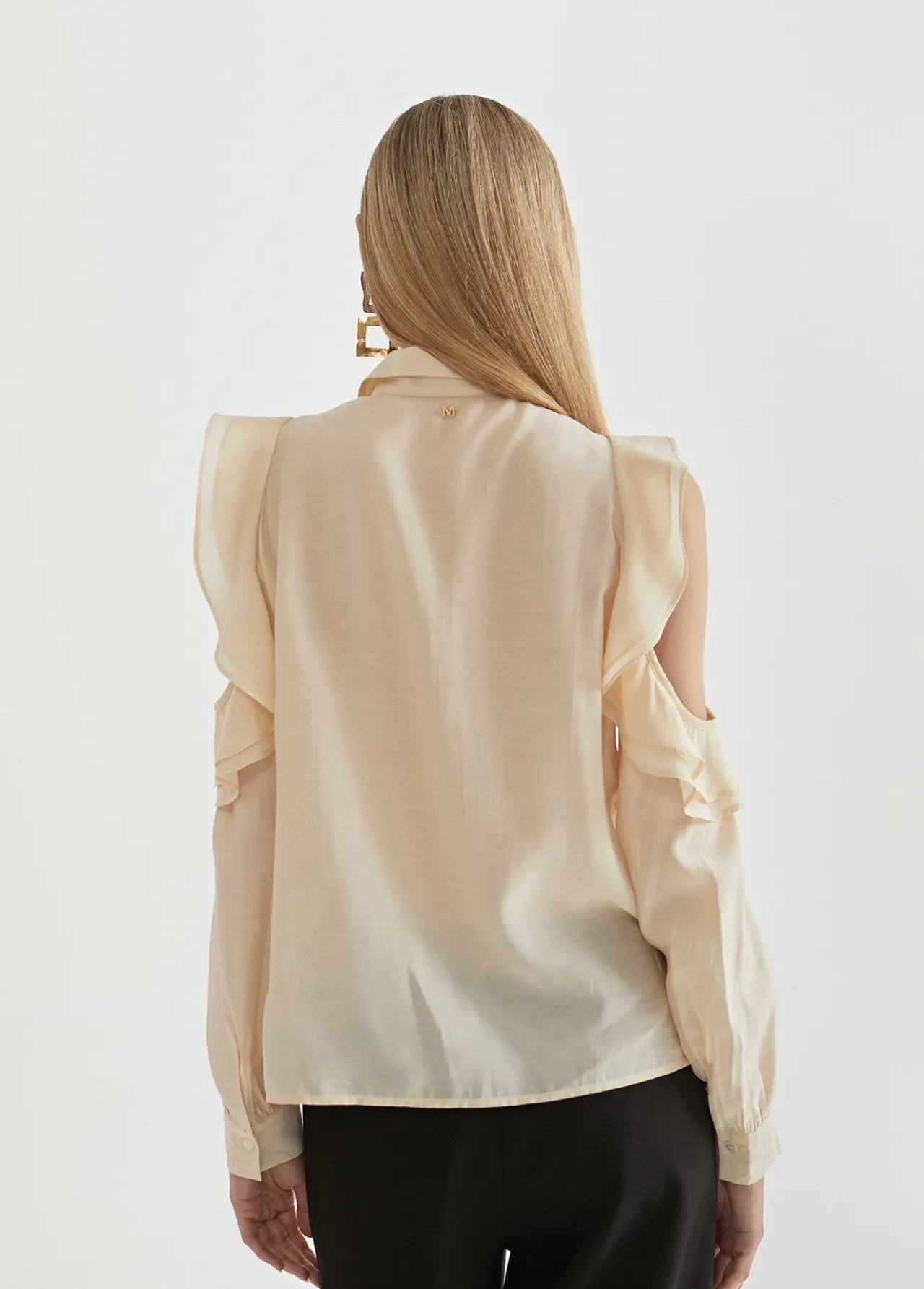blusa_hombros_descubiertos_4-1.webp Lola Casademunt Camisas Y Blusas<Blusa hombros descubiertos AZULELECTRICO