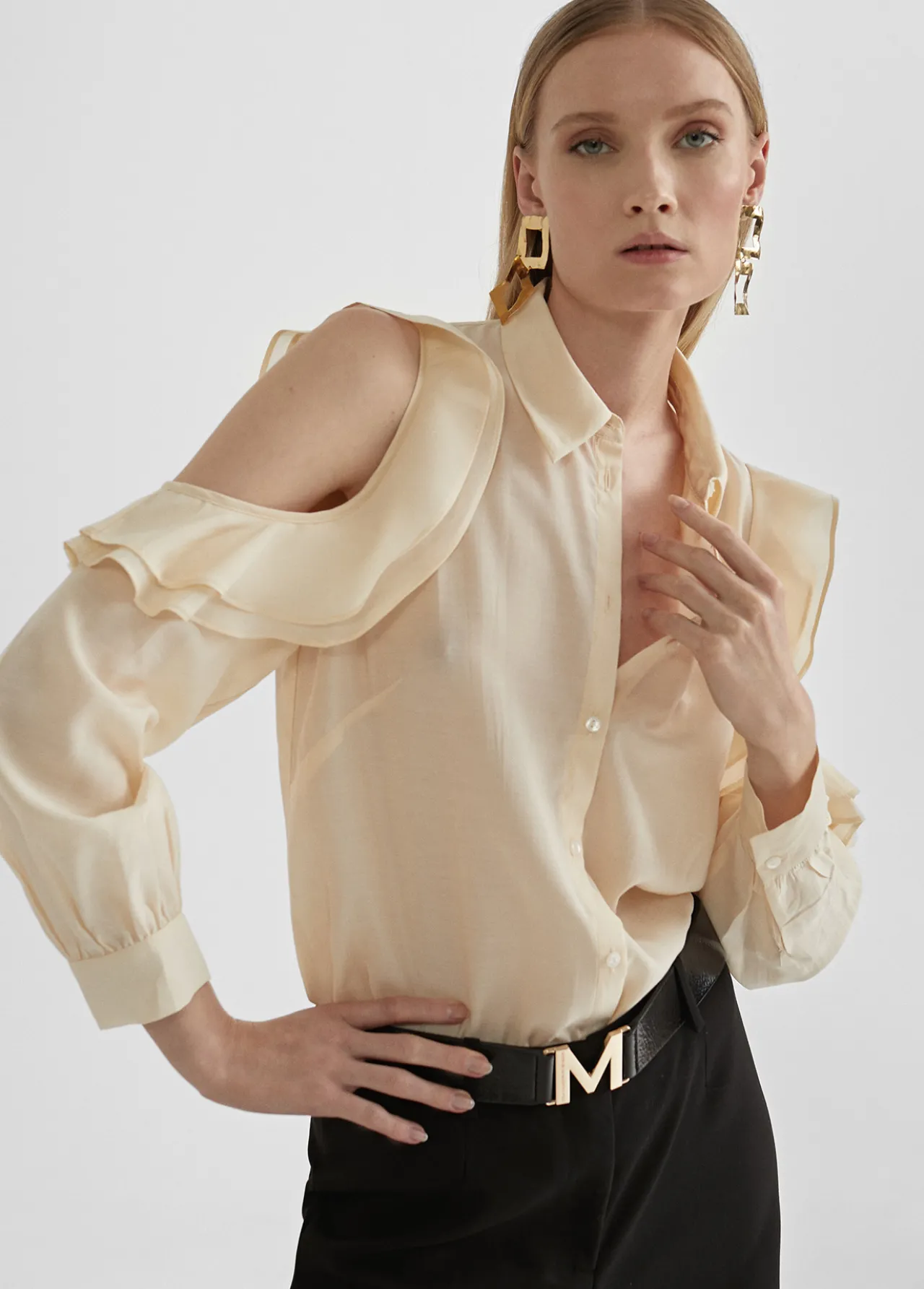 blusa_hombros_descubiertos_5-1.webp Lola Casademunt Camisas Y Blusas<Blusa hombros descubiertos AZULELECTRICO