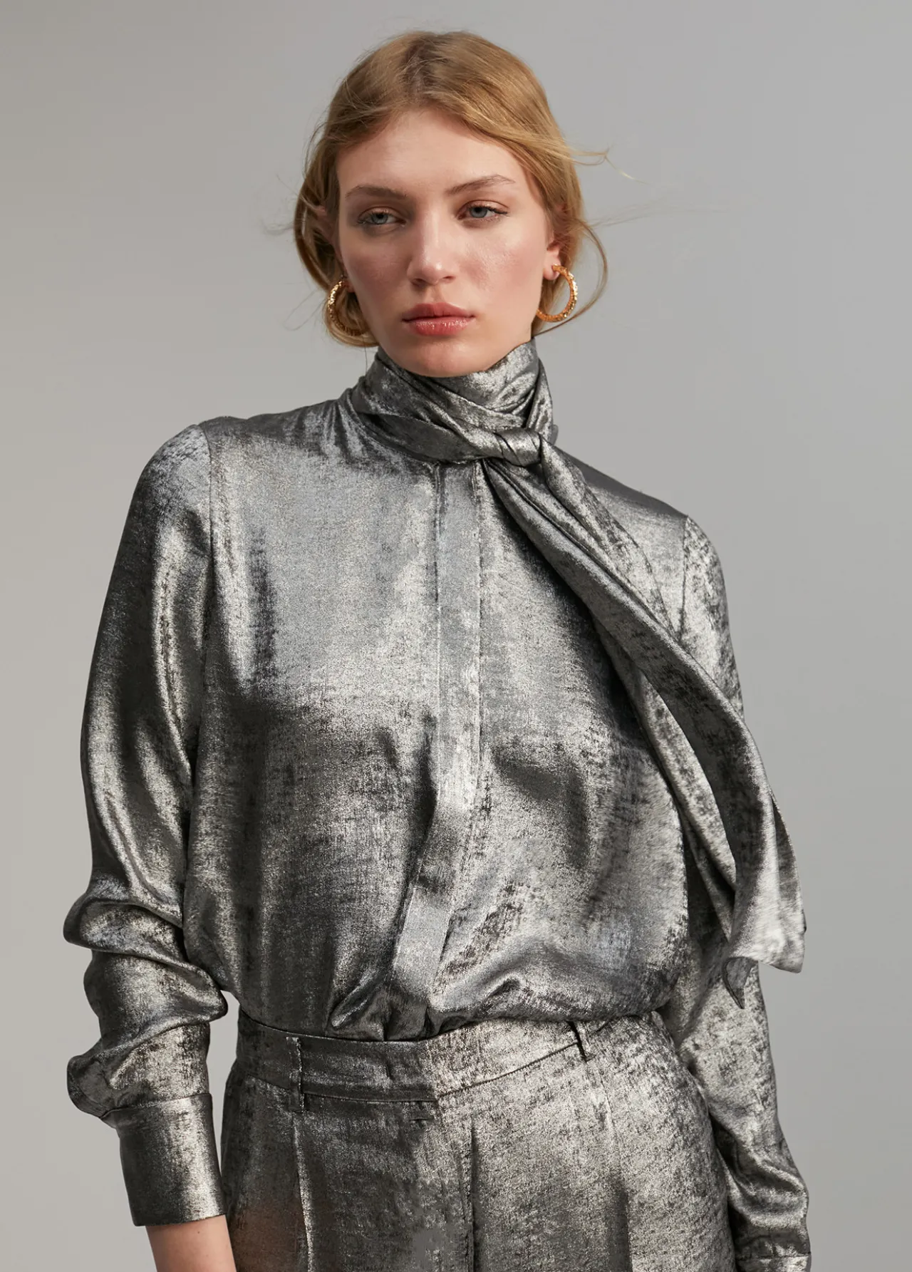 blusa_laminada_lazada_3.webp Lola Casademunt Camisas Y Blusas<Blusa laminada lazada PLATEADO