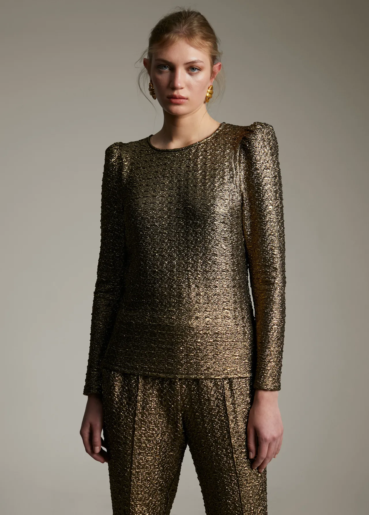 blusa_manga_abullonada_1.webp Lola Casademunt Camisas Y Blusas<Blusa manga abullonada DORADO