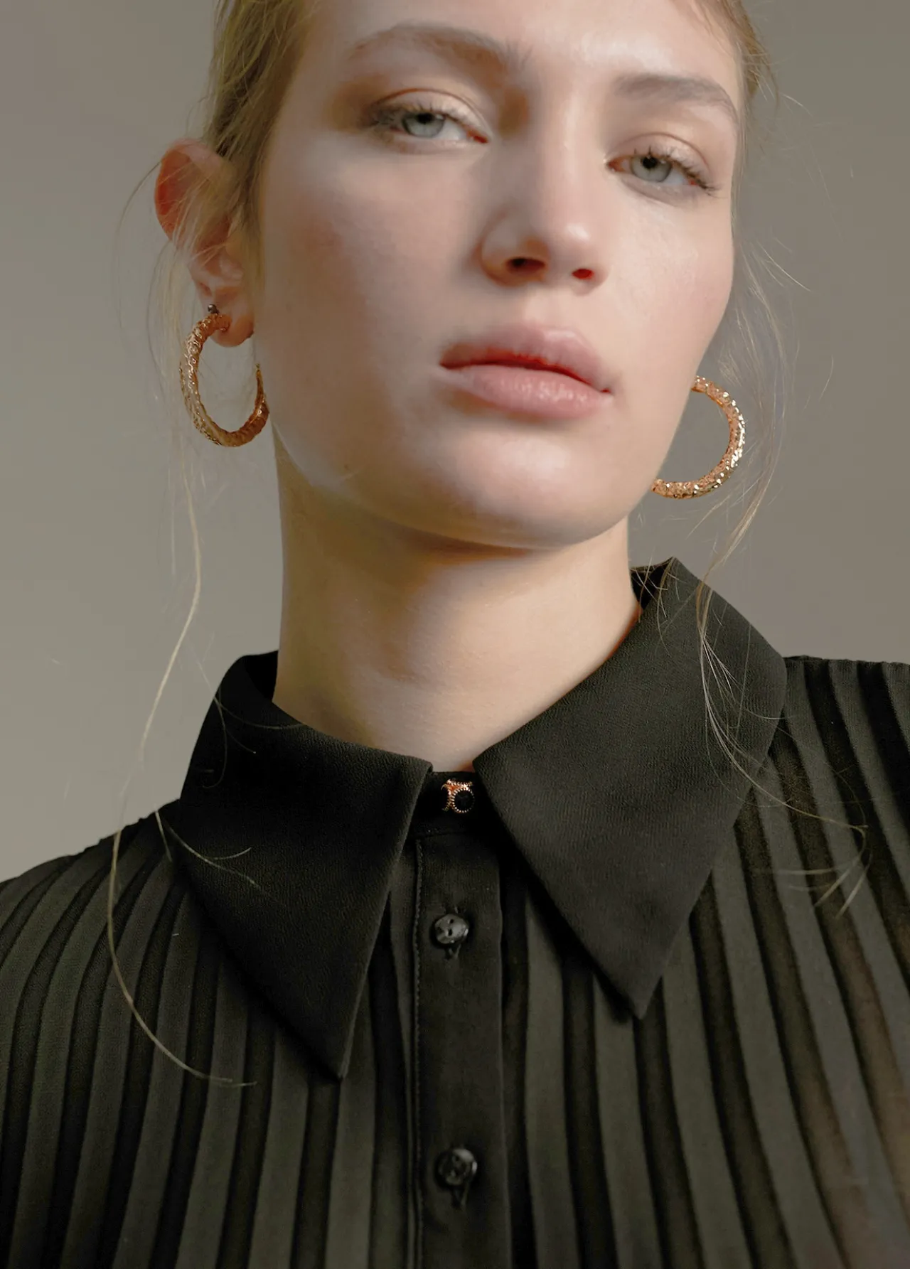 blusa_plisada_1.webp Lola Casademunt Camisas Y Blusas<Blusa plisada NEGRO