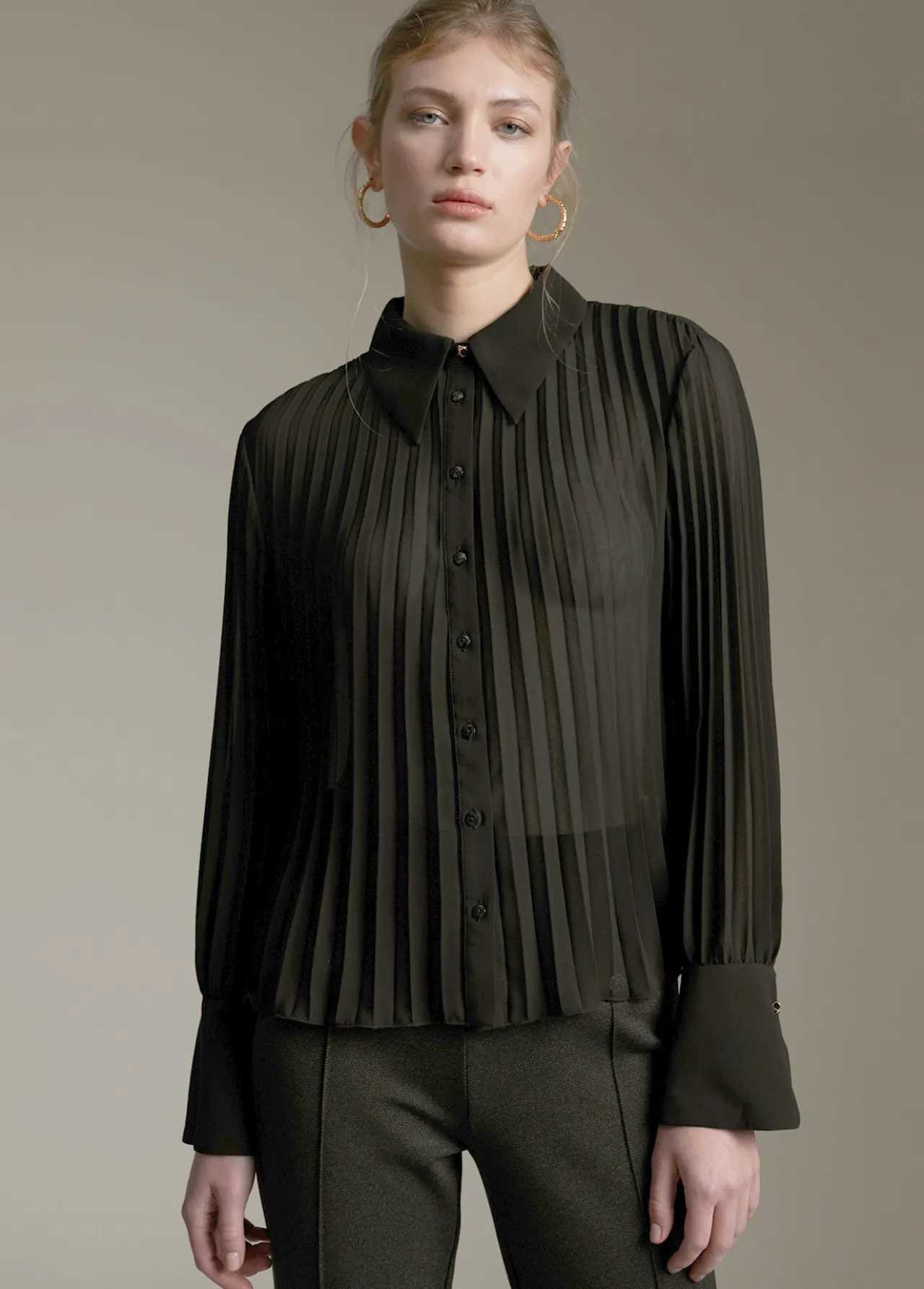 blusa_plisada_2.webp Lola Casademunt Camisas Y Blusas<Blusa plisada NEGRO