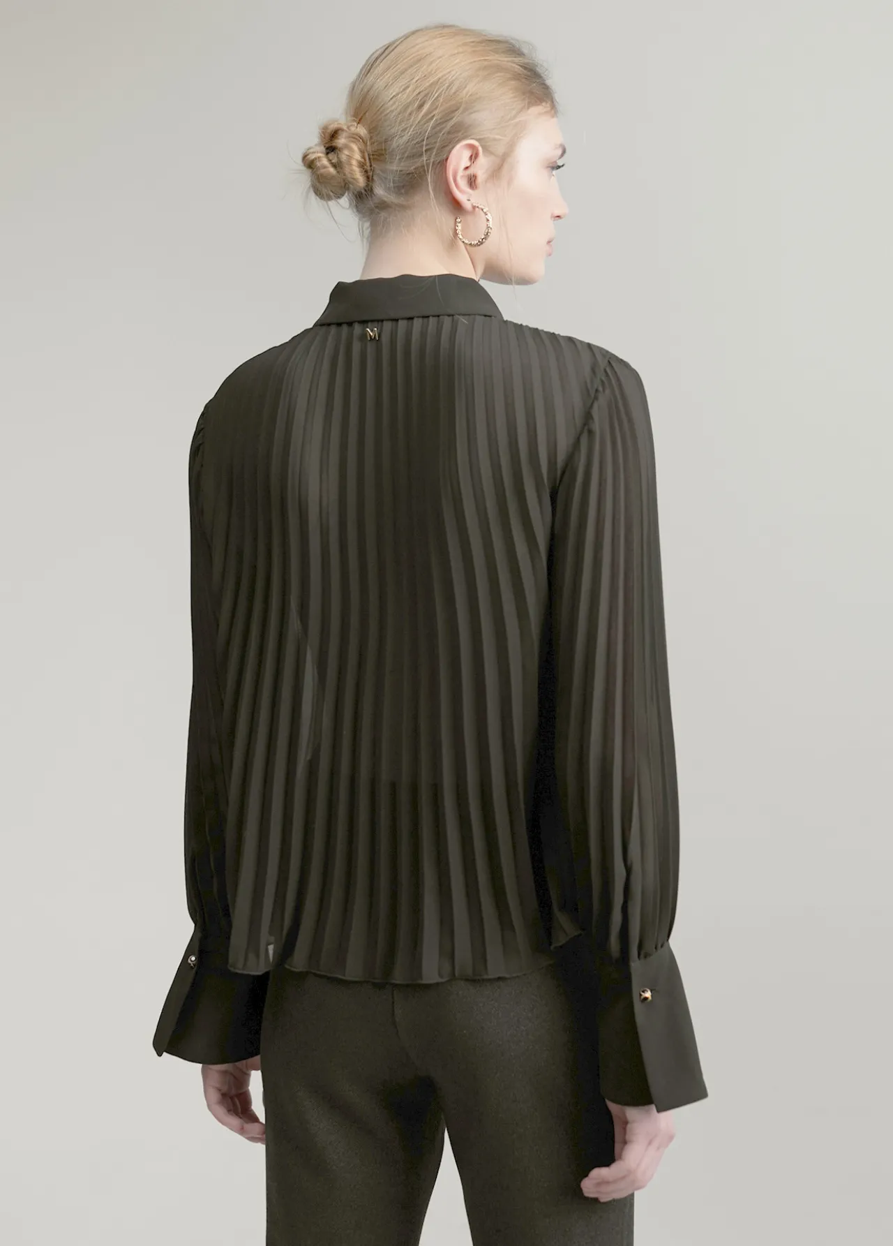 blusa_plisada_3.webp Lola Casademunt Camisas Y Blusas<Blusa plisada NEGRO