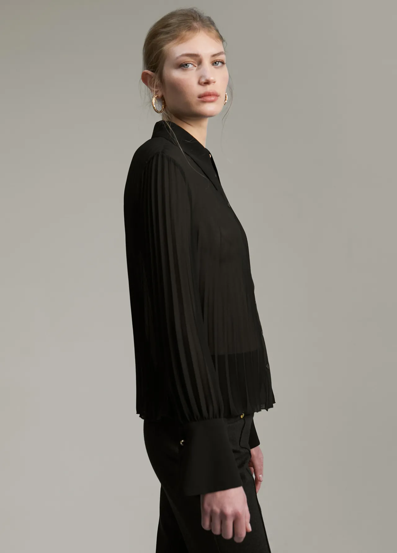 blusa_plisada_4.webp Lola Casademunt Camisas Y Blusas<Blusa plisada NEGRO