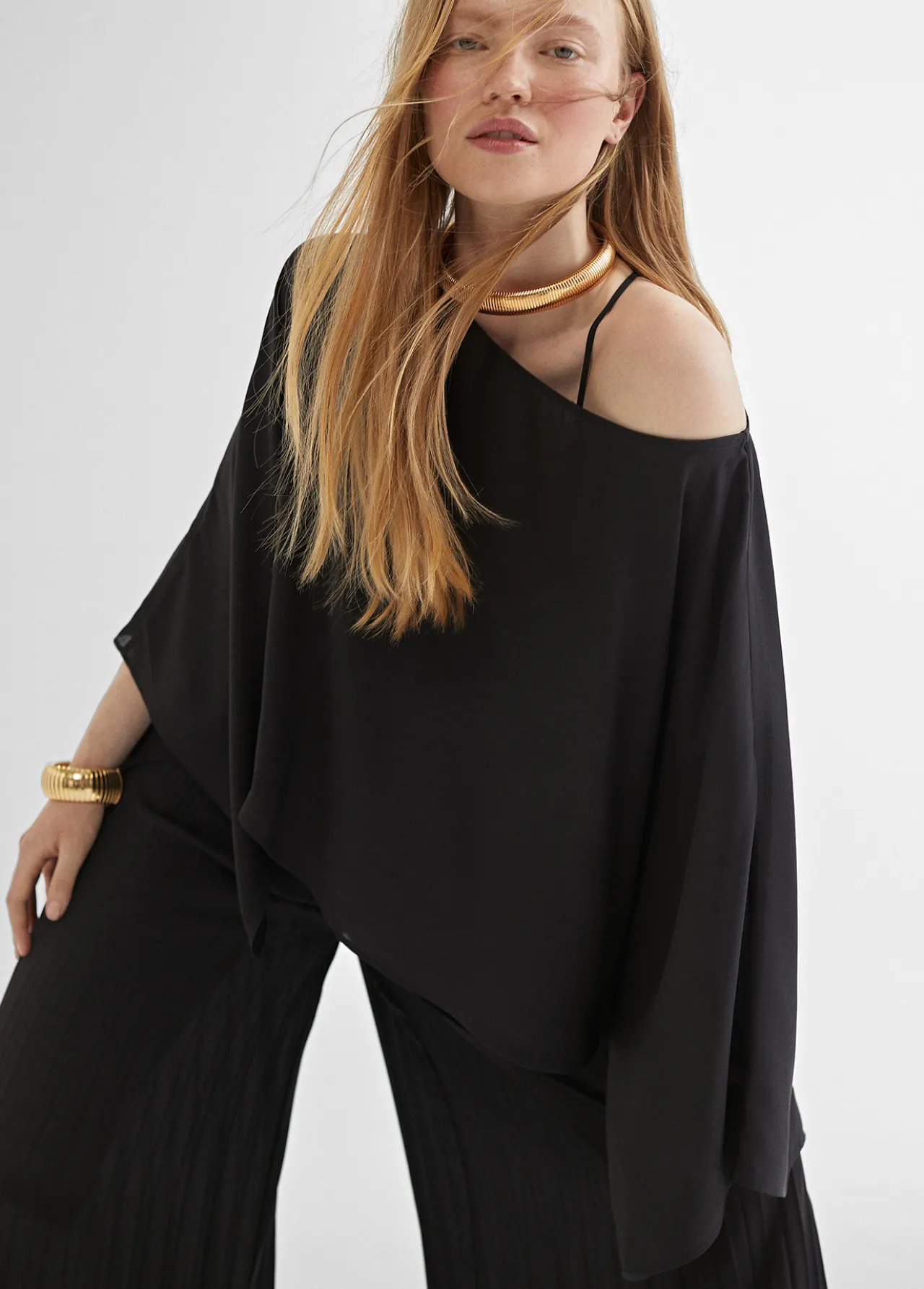 blusacapa_satinada_2-2.webp Lola Casademunt Camisas Y Blusas | Americanas Y Blazers<Blusa/capa satinada FUCSIA