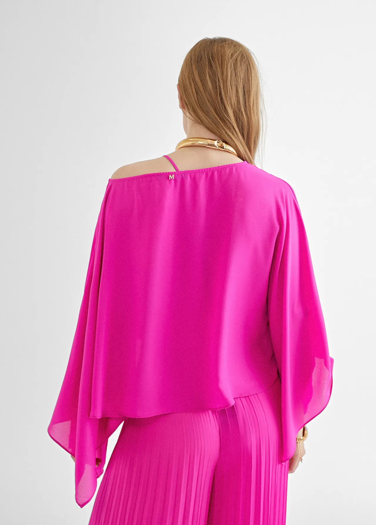 blusacapa_satinada_3.webp Lola Casademunt Americanas Y Blazers | Camisas Y Blusas<Blusa/capa satinada FUCSIA