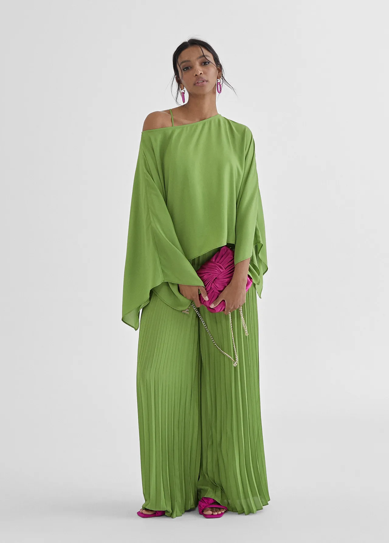 blusacapa_satinada_4-1.webp Lola Casademunt Camisas Y Blusas<Blusa/capa satinada FUCSIA