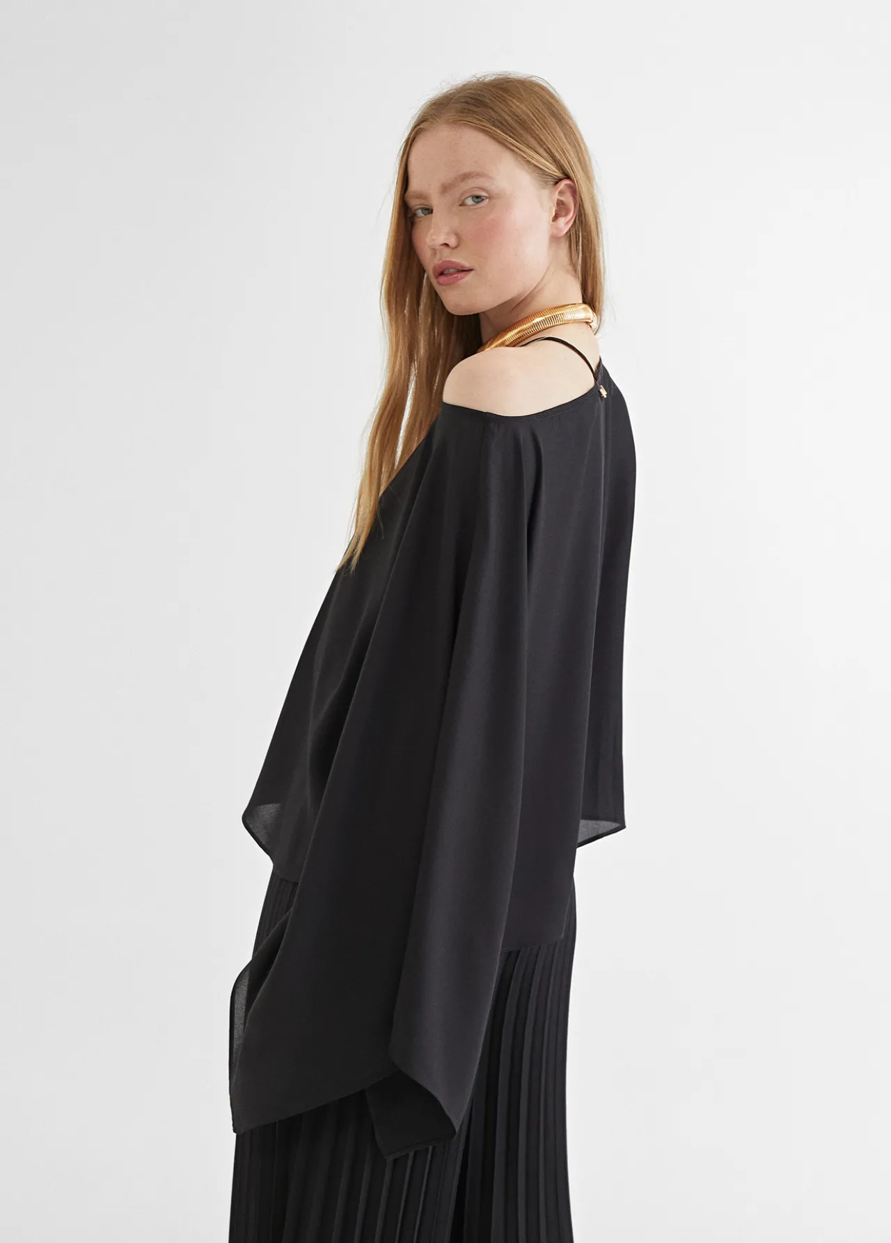 blusacapa_satinada_5-2.webp Lola Casademunt Camisas Y Blusas | Americanas Y Blazers<Blusa/capa satinada FUCSIA