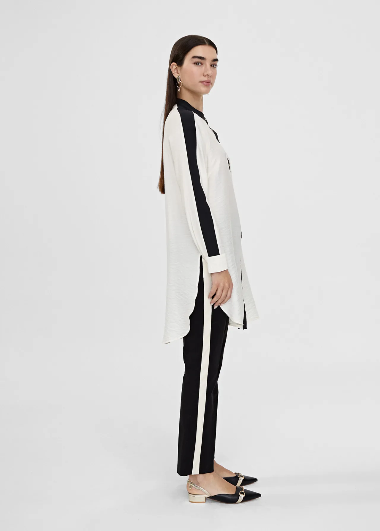 blusn_largo_detalle_manga_1.webp Lola Casademunt Camisas Y Blusas<Blusón largo detalle manga CRUDO-NEGRO