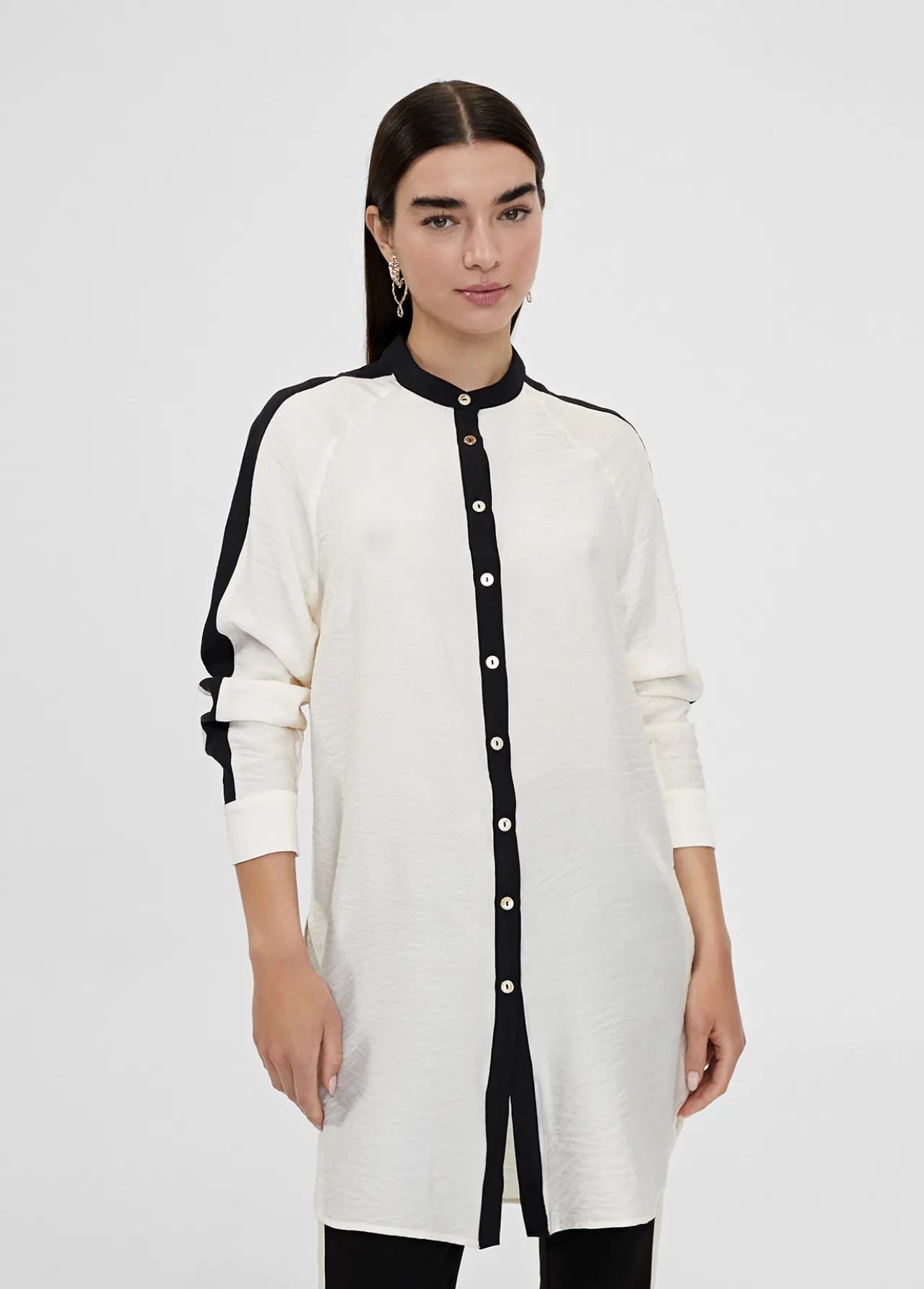 blusn_largo_detalle_manga_3.webp Lola Casademunt Camisas Y Blusas<Blusón largo detalle manga CRUDO-NEGRO