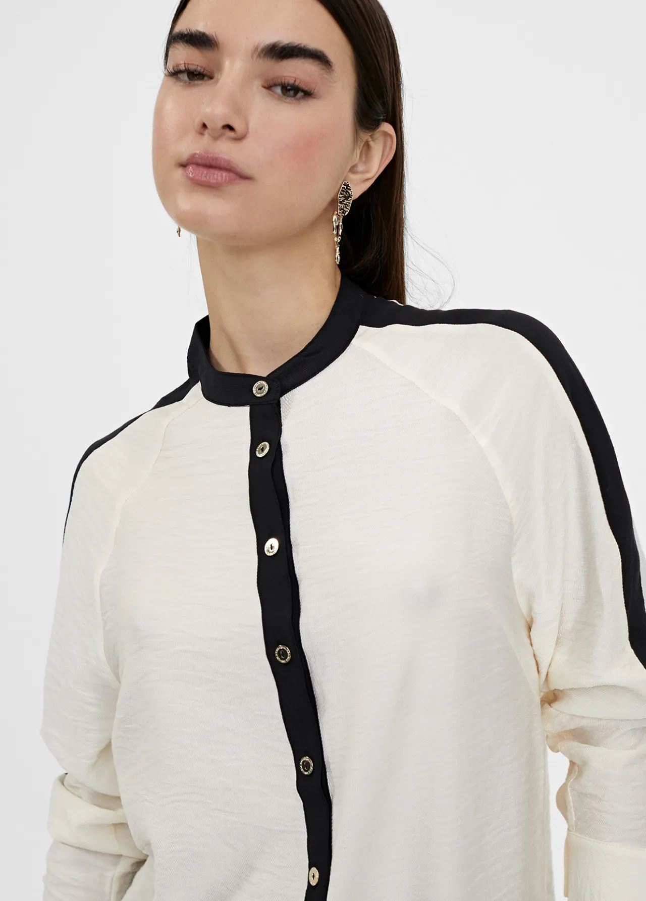 blusn_largo_detalle_manga_5.webp Lola Casademunt Camisas Y Blusas<Blusón largo detalle manga CRUDO-NEGRO