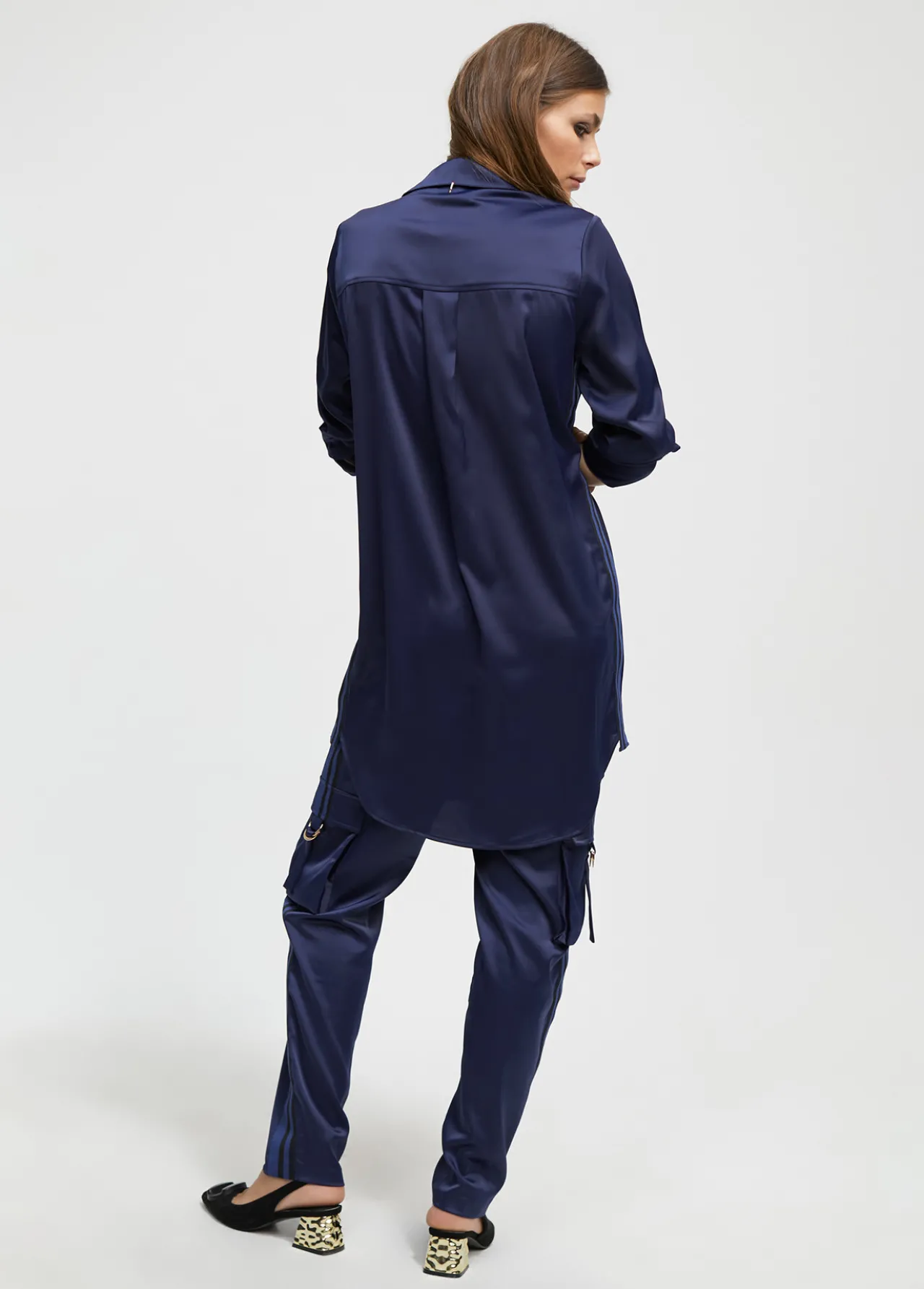 blusn_satinado_ajustable_3.webp Lola Casademunt Camisas Y Blusas<Blusón satinado ajustable AZULNOCHE