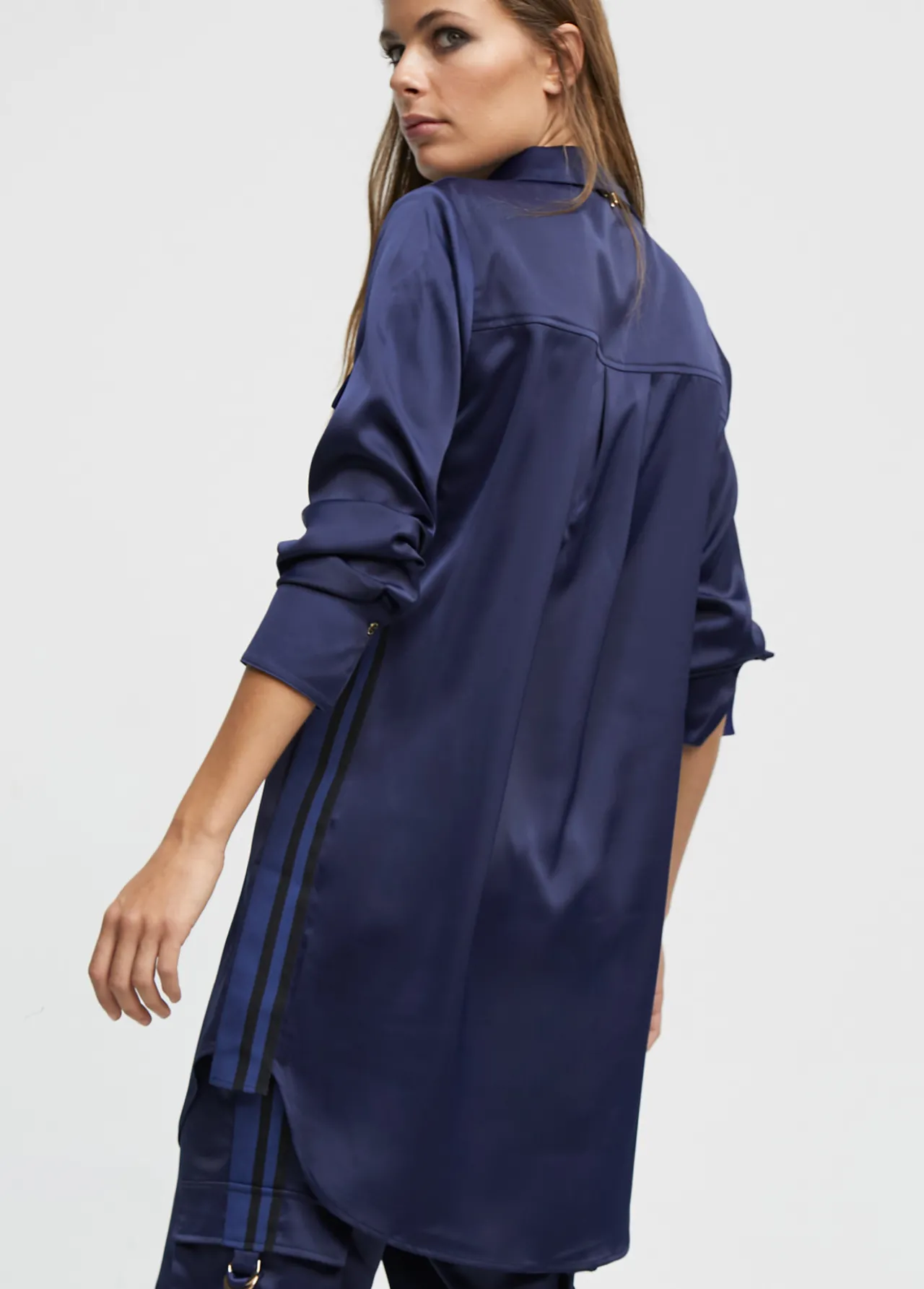 blusn_satinado_ajustable_4.webp Lola Casademunt Camisas Y Blusas<Blusón satinado ajustable AZULNOCHE