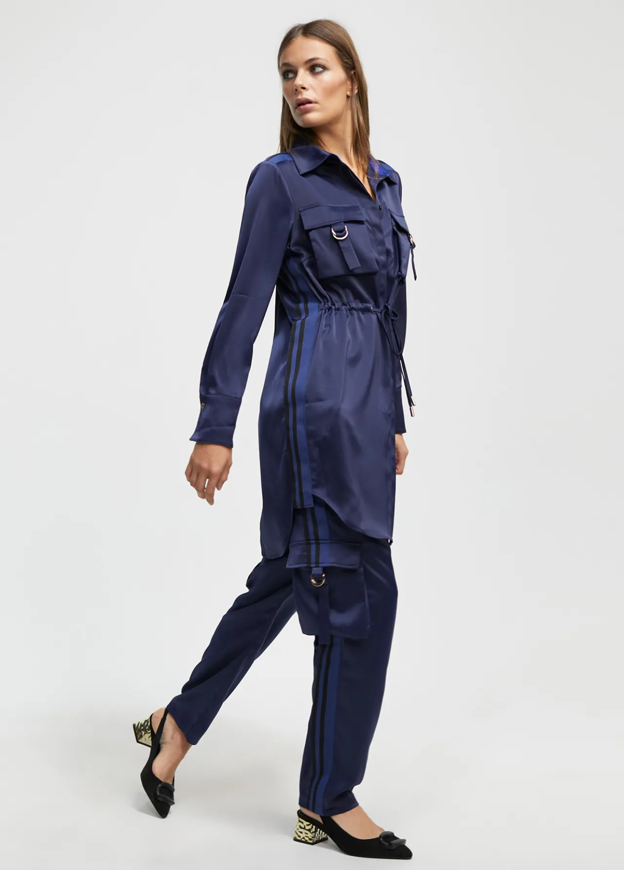 blusn_satinado_ajustable_5.webp Lola Casademunt Camisas Y Blusas<Blusón satinado ajustable AZULNOCHE