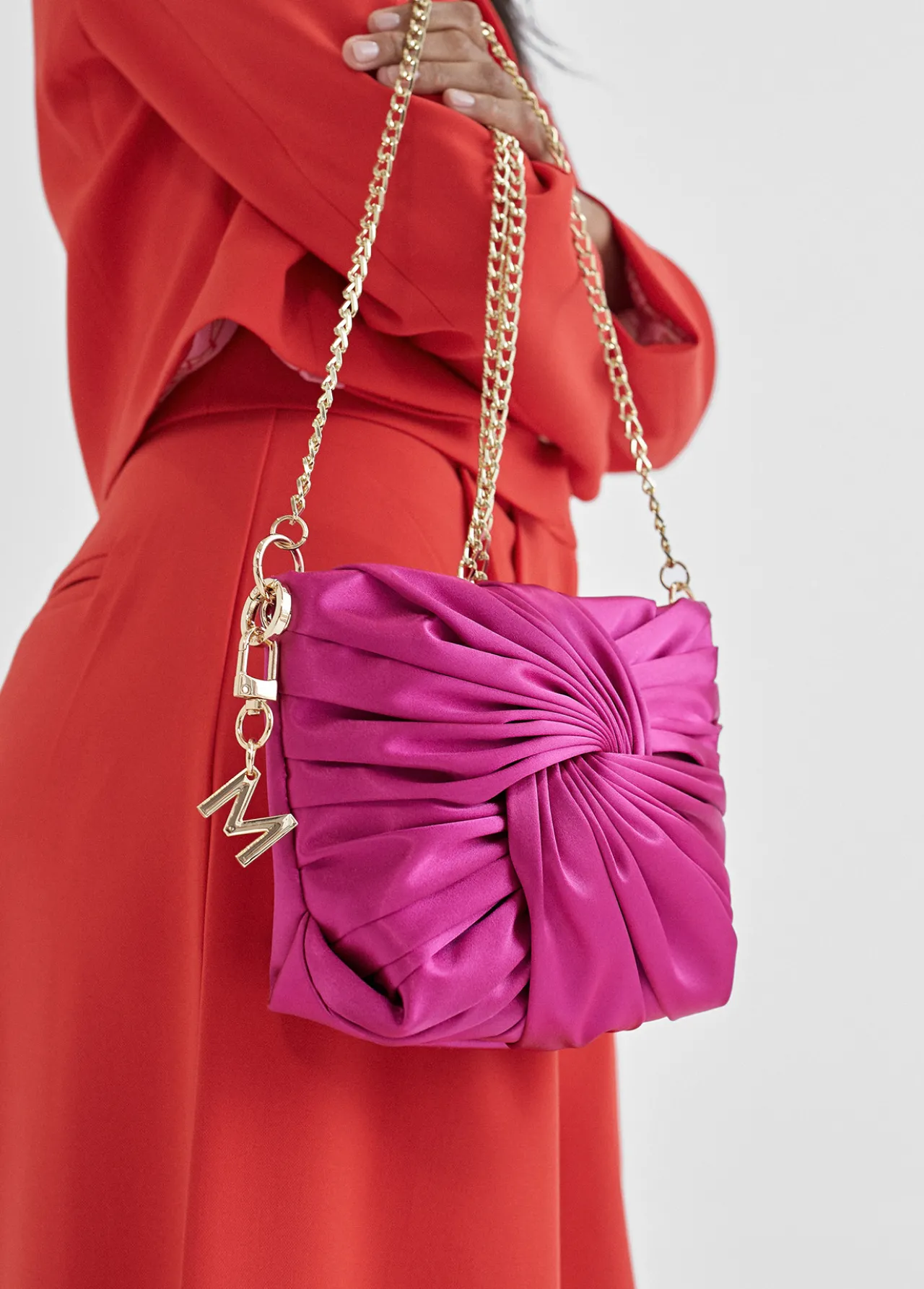 bolsito_de_fiesta_y_lazo_1.webp Lola Casademunt Bolsos<Bolsito de fiesta y lazo FUCSIA